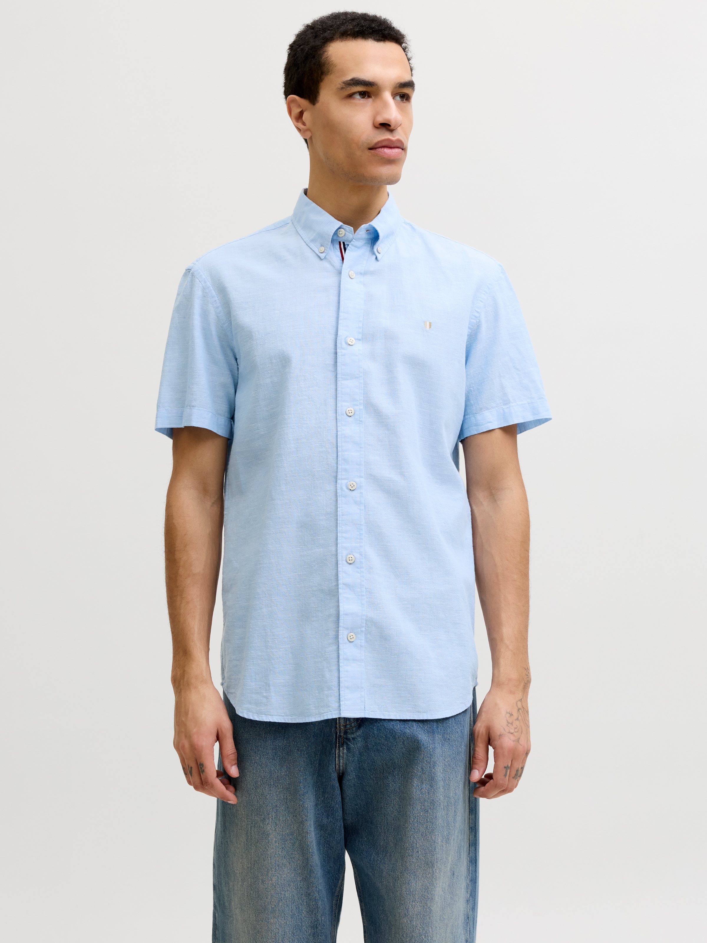 Jack & Jones Kurzarmhemd »JPRBLUSUMMER LIN. BL. SHIELD SS SHIRT SN« mit Stickerei
