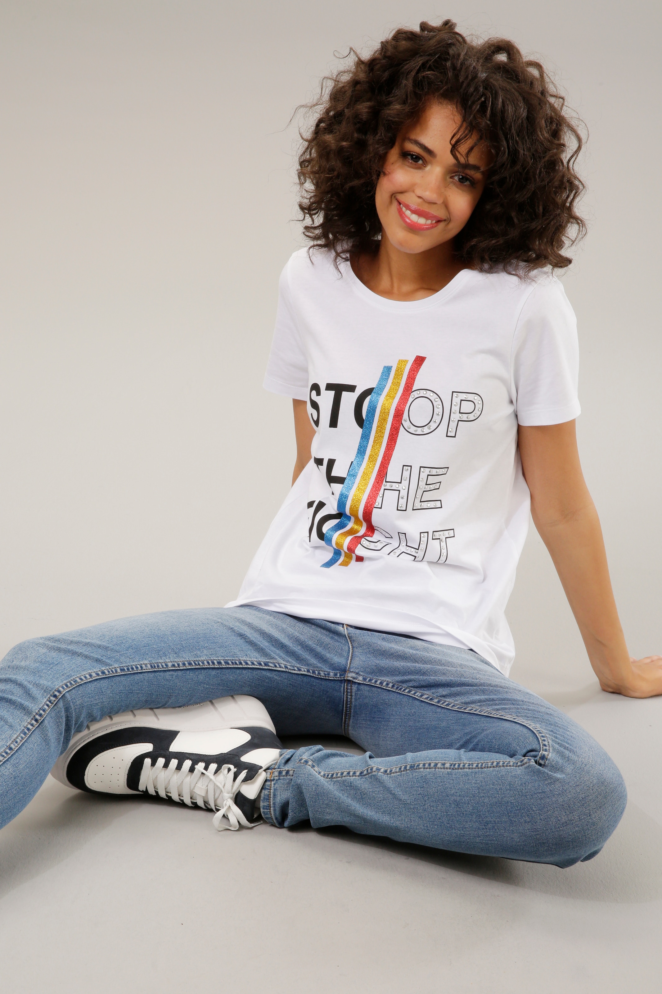 Aniston CASUAL bei und Schriftzug Nieten bestellen bunten Glitzerstreifen, mit OTTO Print-Shirt