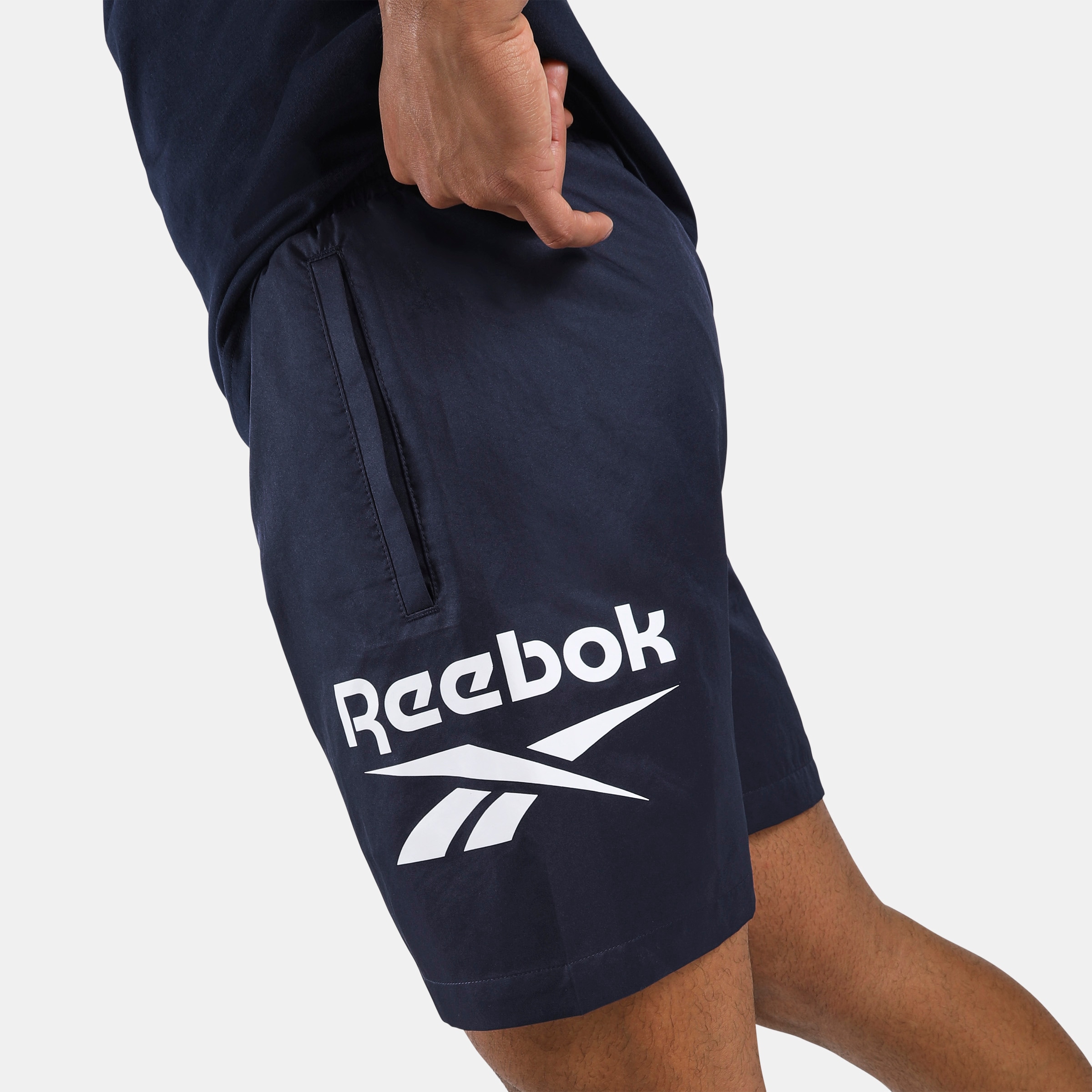 Reebok Trainingsshorts »ID 1-COLOR LOGO 7" WOVEN SHORT«  sportlicher Stil, bequeme Passform