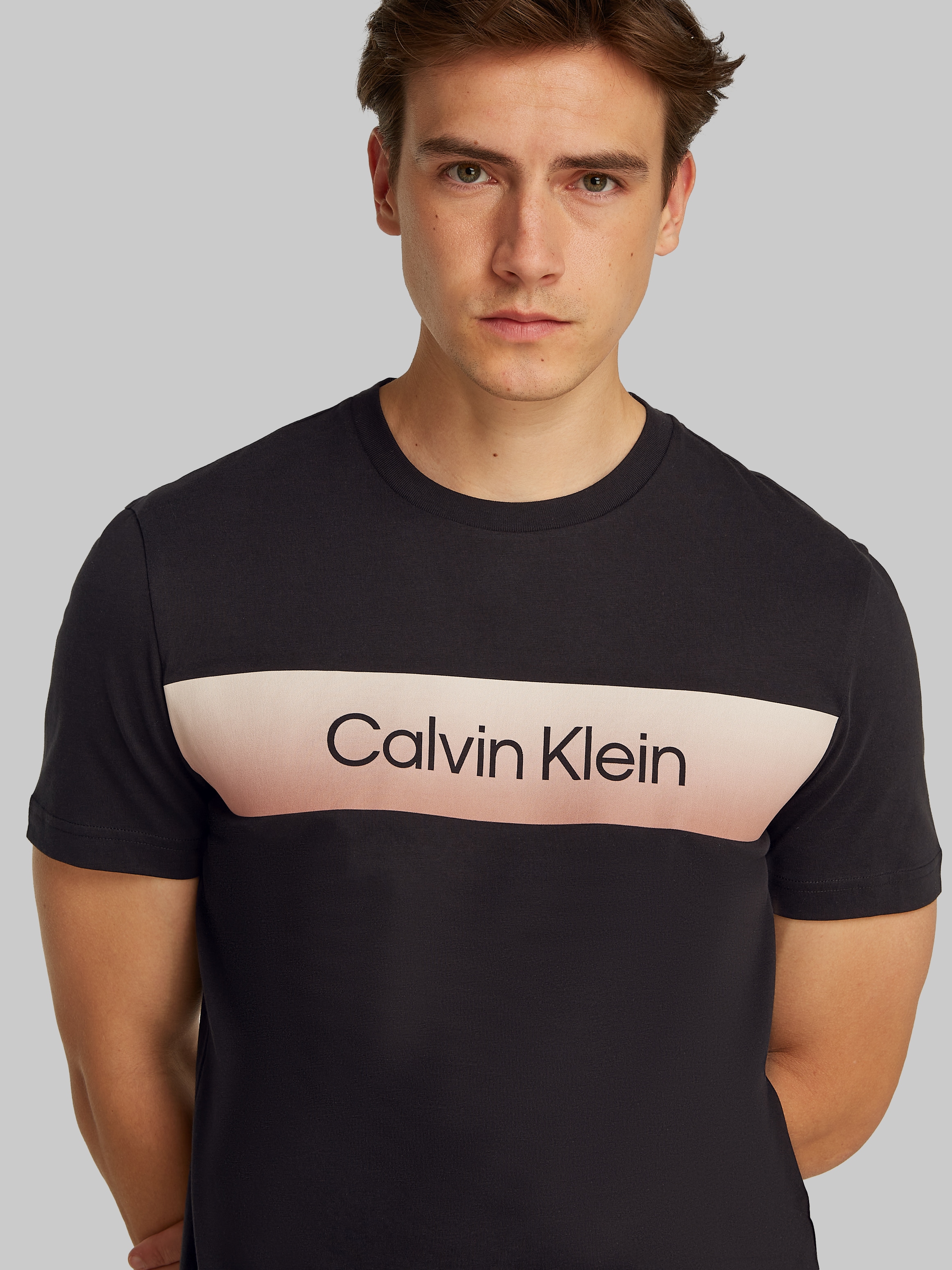Calvin Klein T-Shirt »LINEAR OMBRE CHEST LOGO T-SHIRT«, mit Ombré-Logo-Druck