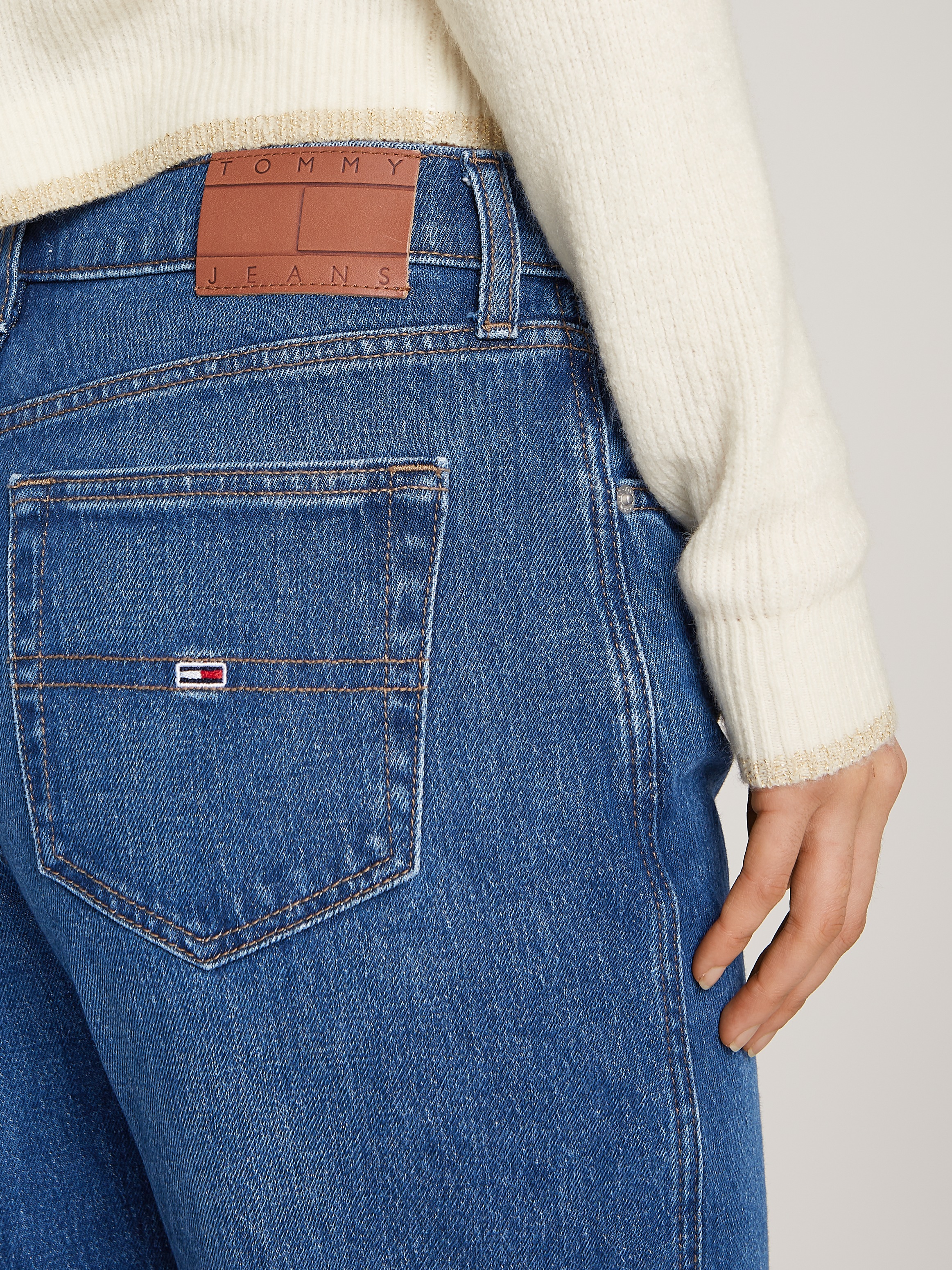 Tommy Jeans Loose-fit-Jeans »Betsy Mid Rise«, mit Logo-Badge