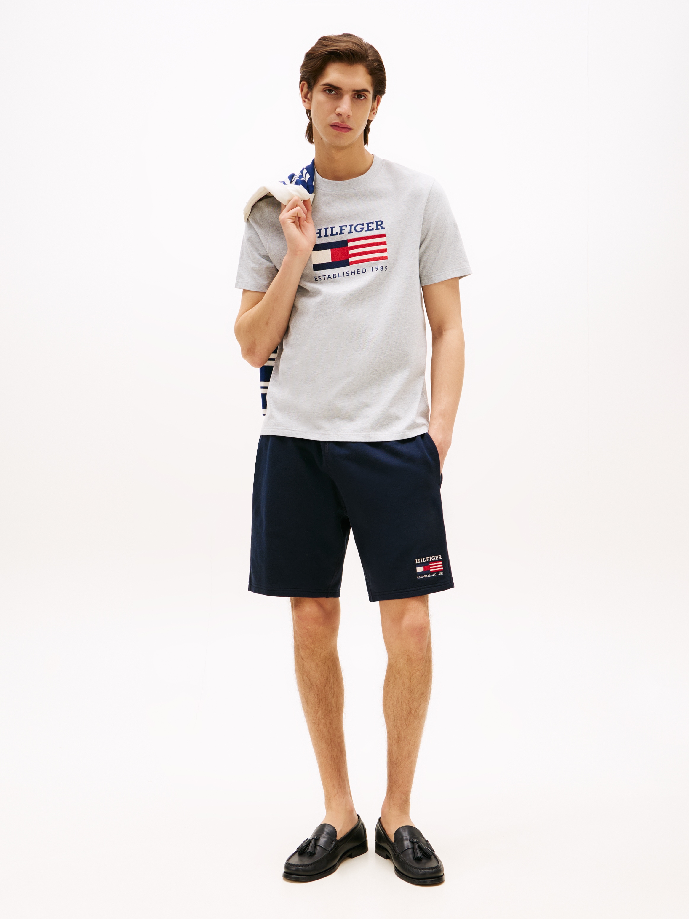 Tommy Hilfiger T-Shirt »AMERICANA MONOTYPE FLAG BOX TEE«, Mit markanter Stickerei