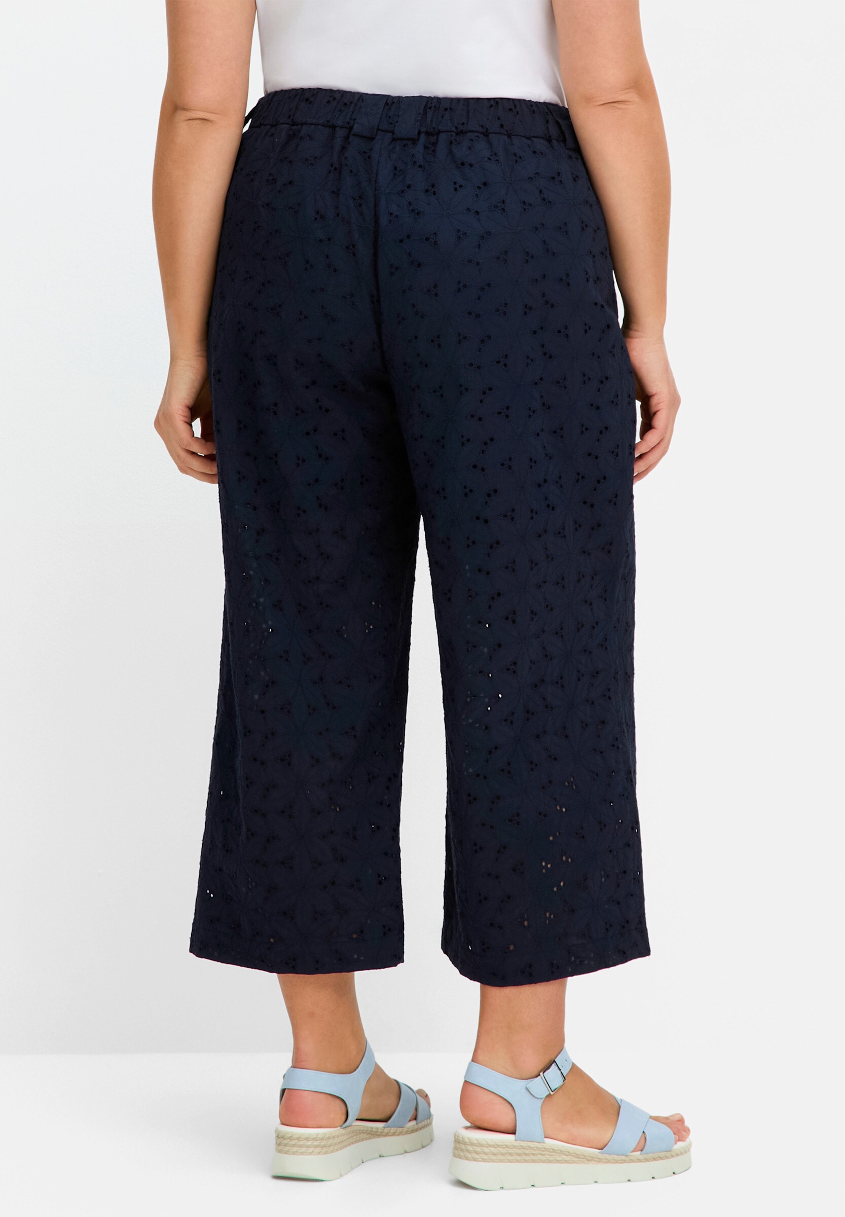 Sheego Culotte »7/8-Hose Culotte mit Lochstickerei«  aus Lochspitze, mit Teilgummibund