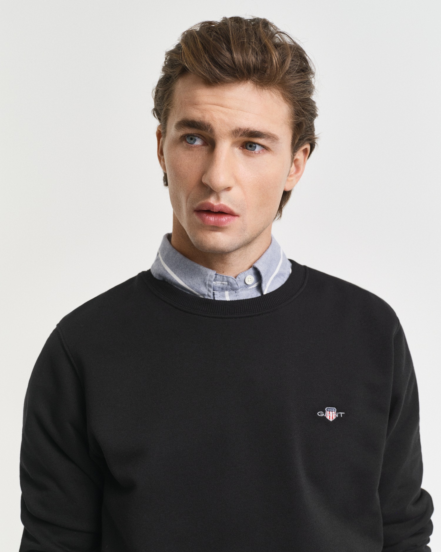 Gant Sweatshirt »REG SHIELD C-NECK SWEAT«, mit Logostickerei auf der Brust
