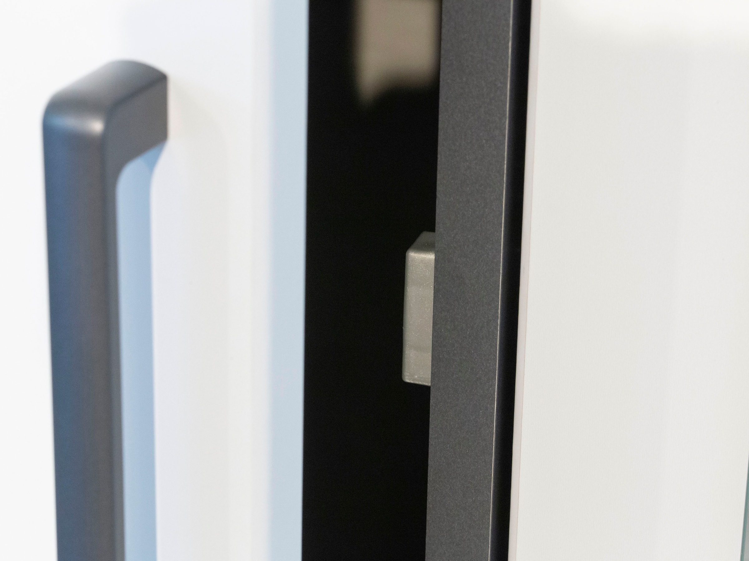 rauch Drehtürenschrank »Kleiderschrank Schrank Garderobe Wäscheschrank VOYAGER« in 3 verschiedenen Ausstattungen BASIC/CLASSIC/PREMIUM,  mit modernen Griffen in Graumetallic und Spiegel