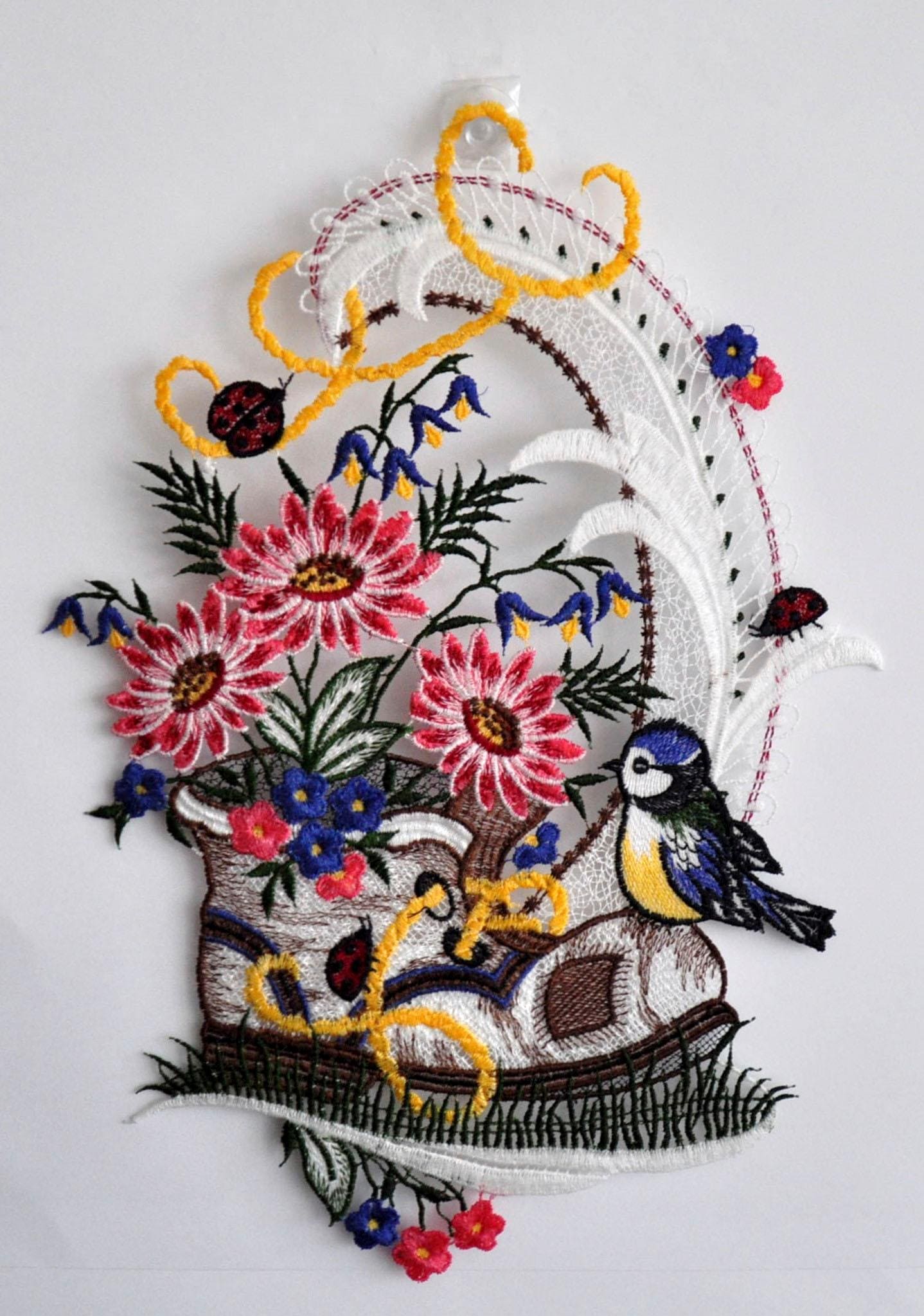 Stickereien Plauen Fensterbild »Vogel auf Schuh« in bunt, Größe B/L: 22 cm x 32 cm