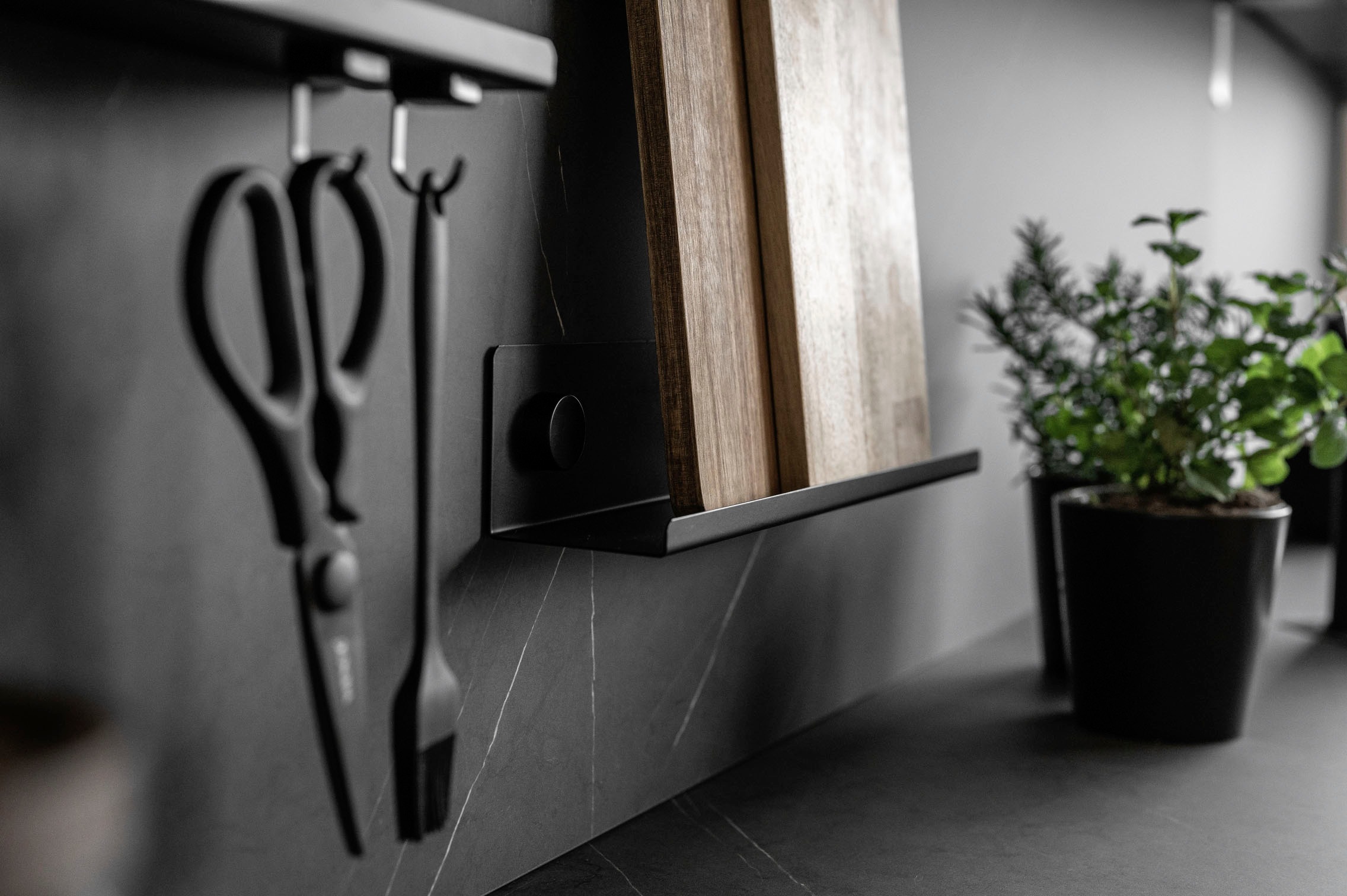 WENKO Gewürzregal »Modell Jet M«, Küchenregal für die Wand, Industrial Style, pulverbeschichtetes Metall