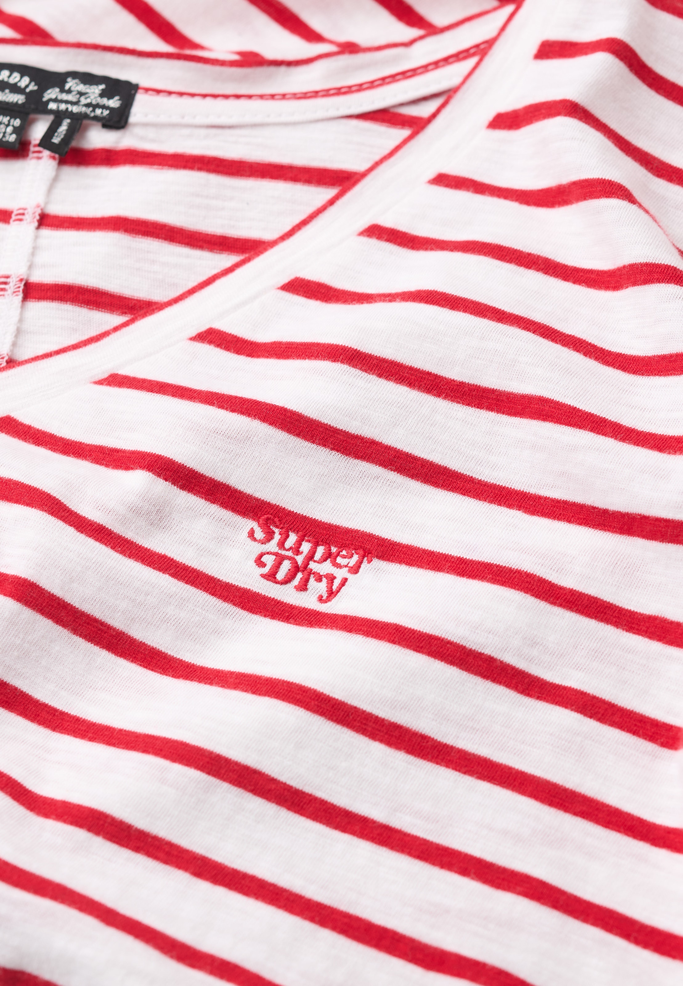 Superdry V-Shirt »STUDIOS SLUB EMB VEE TEE«, strukturiertes T-Shirt mit V-Ausschnitt und Stickerei