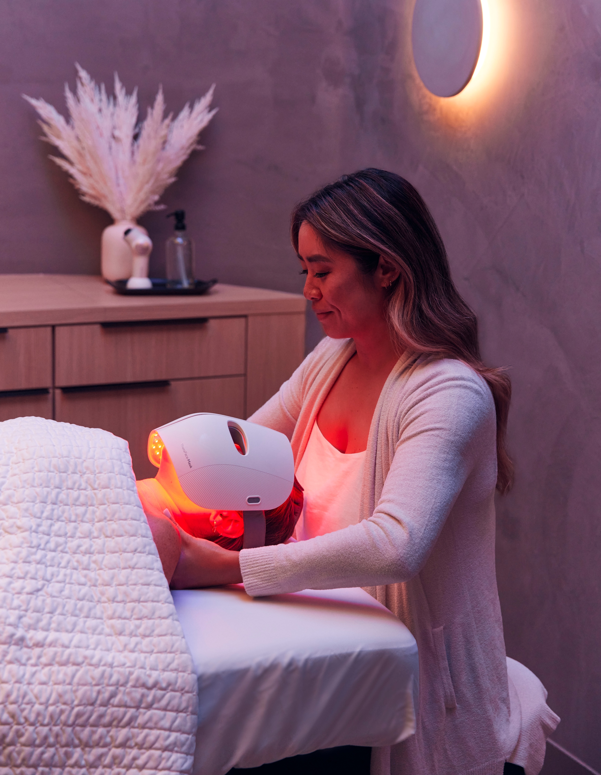 Therabody Kosmetikbehandlungsgerät »TheraFace Mask LED-Hautpflegemaske mit Vibrationstherapie«, Verbesserung der Hautstruktur, klinisch erwiesene Vorteile