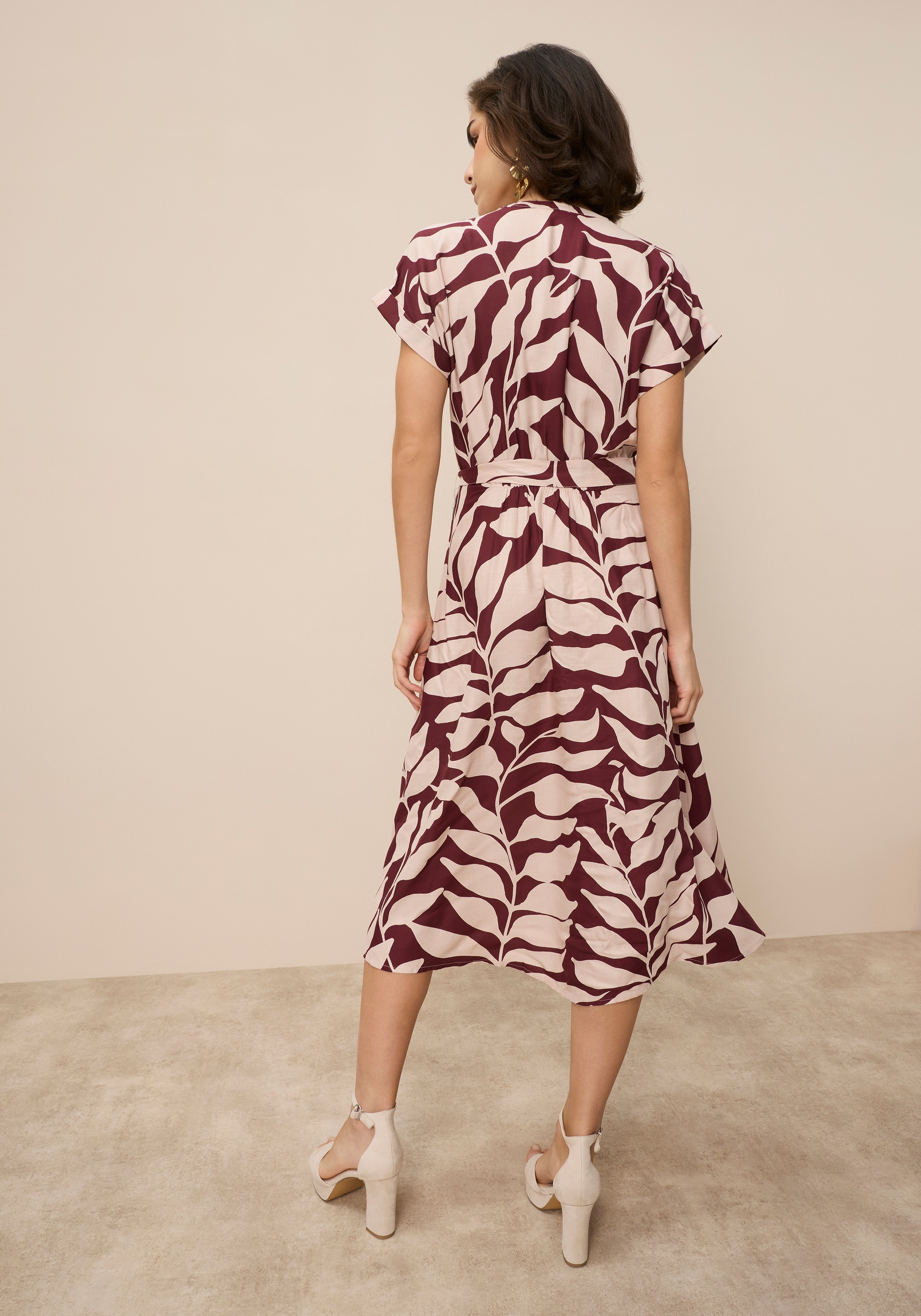 Tamaris Hemdblusenkleid Set, mit Bindegürtel, 2 tlg. tlg. aus Viskose, für Frühling und Sommer, gemustert, Mitte-Wade-Länge