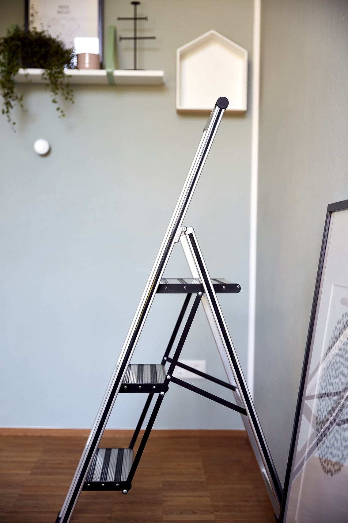 WENKO Trittleiter »Modell Alu-Design«, Klapptritt Leiter, rutschsichere XXL-Stufen, klappbar, bis 150 kg
