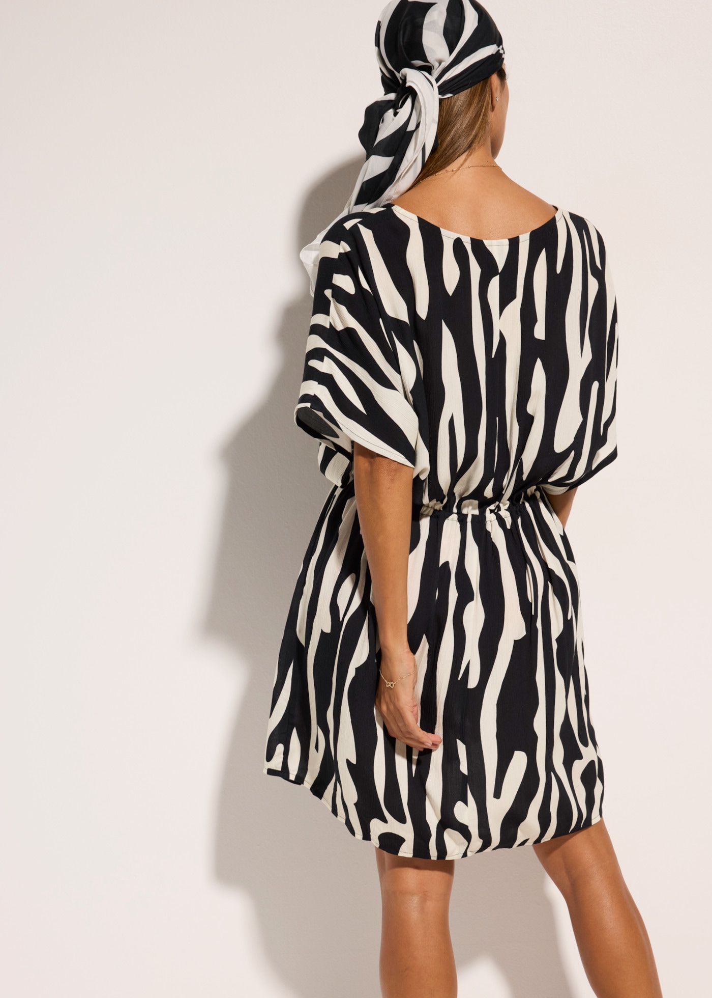 bonprix Strandkleid aus Viskose, Kurzarm, figurumspielende Passform, ohne Kragen