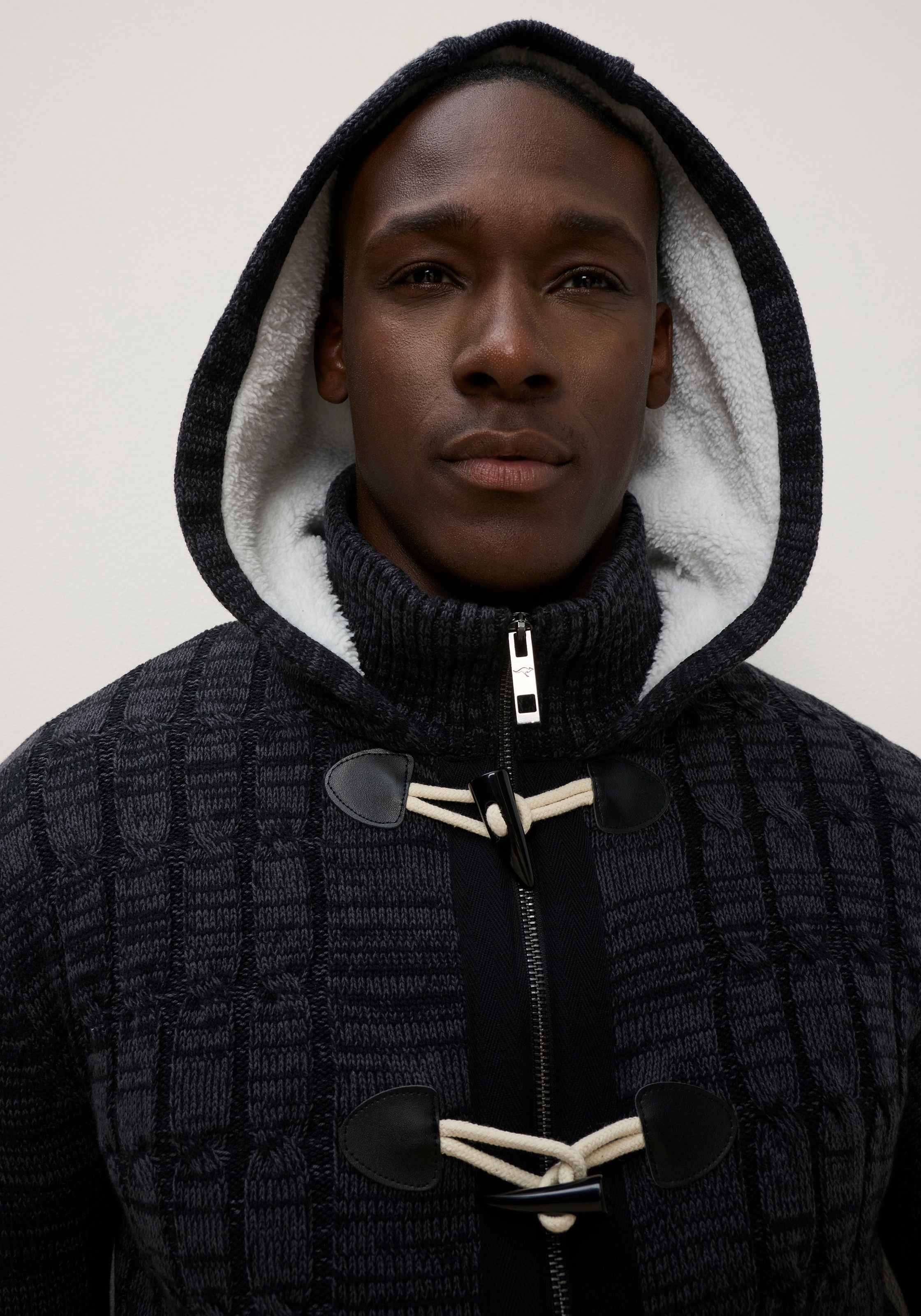 KangaROOS Kapuzenstrickjacke mit Reißverschluss und Knebelknopfverschluss, Regular Fit, Langarm