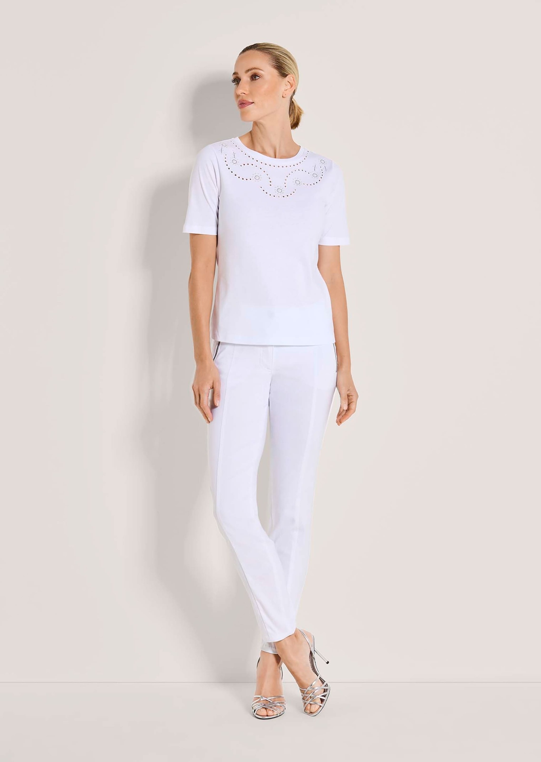 MADELEINE Kurzarmshirt »Shirt Elegantes Kurzarm-Oberteil mit Stickerei« Lochstickerei