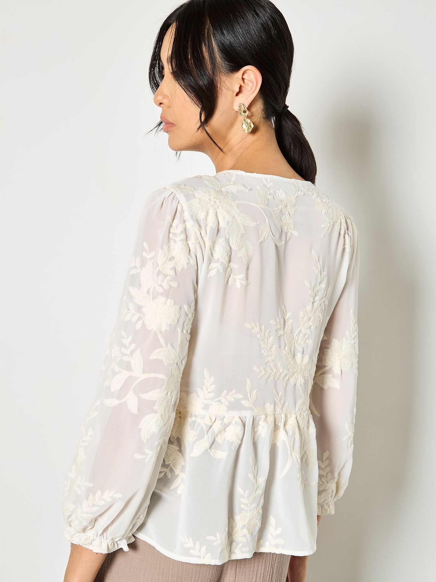 Apricot Chiffonbluse »Besticktes Chiffon-Oberteil mit Blumenmuster« mit Stickerei