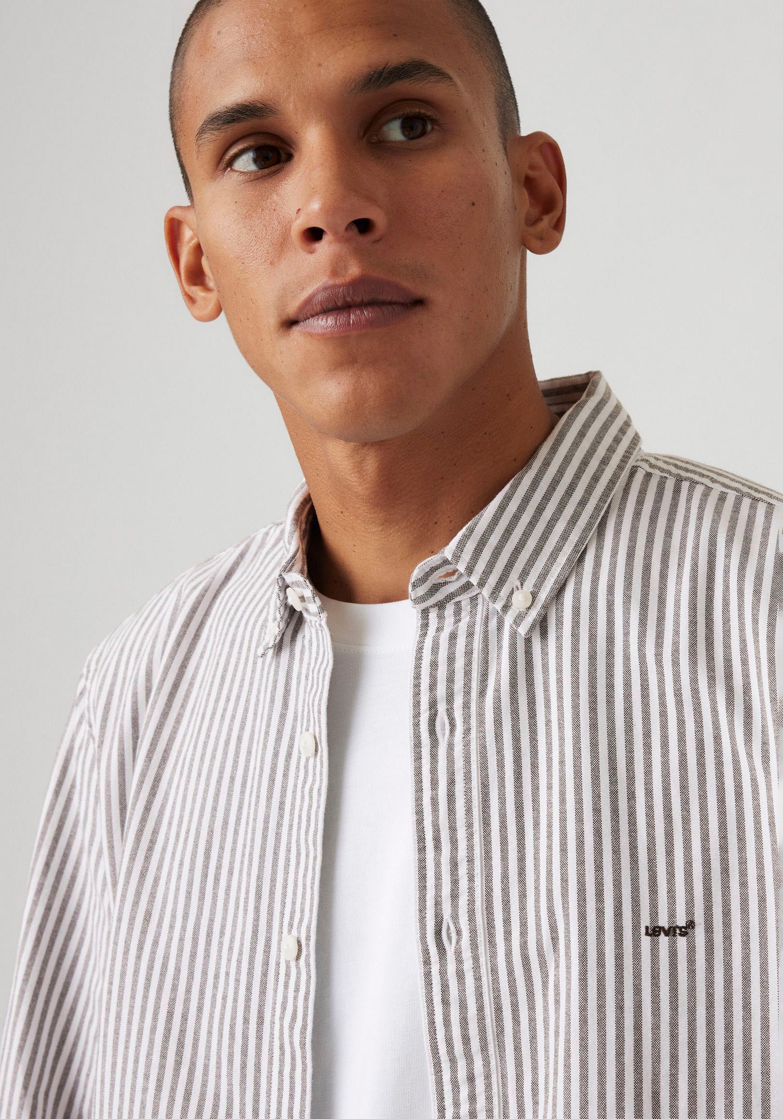 Levi's® Langarmhemd »AUTHENTIC BUTTON DOWN«, mit Ton-in-Ton Logostickerei auf der Brust