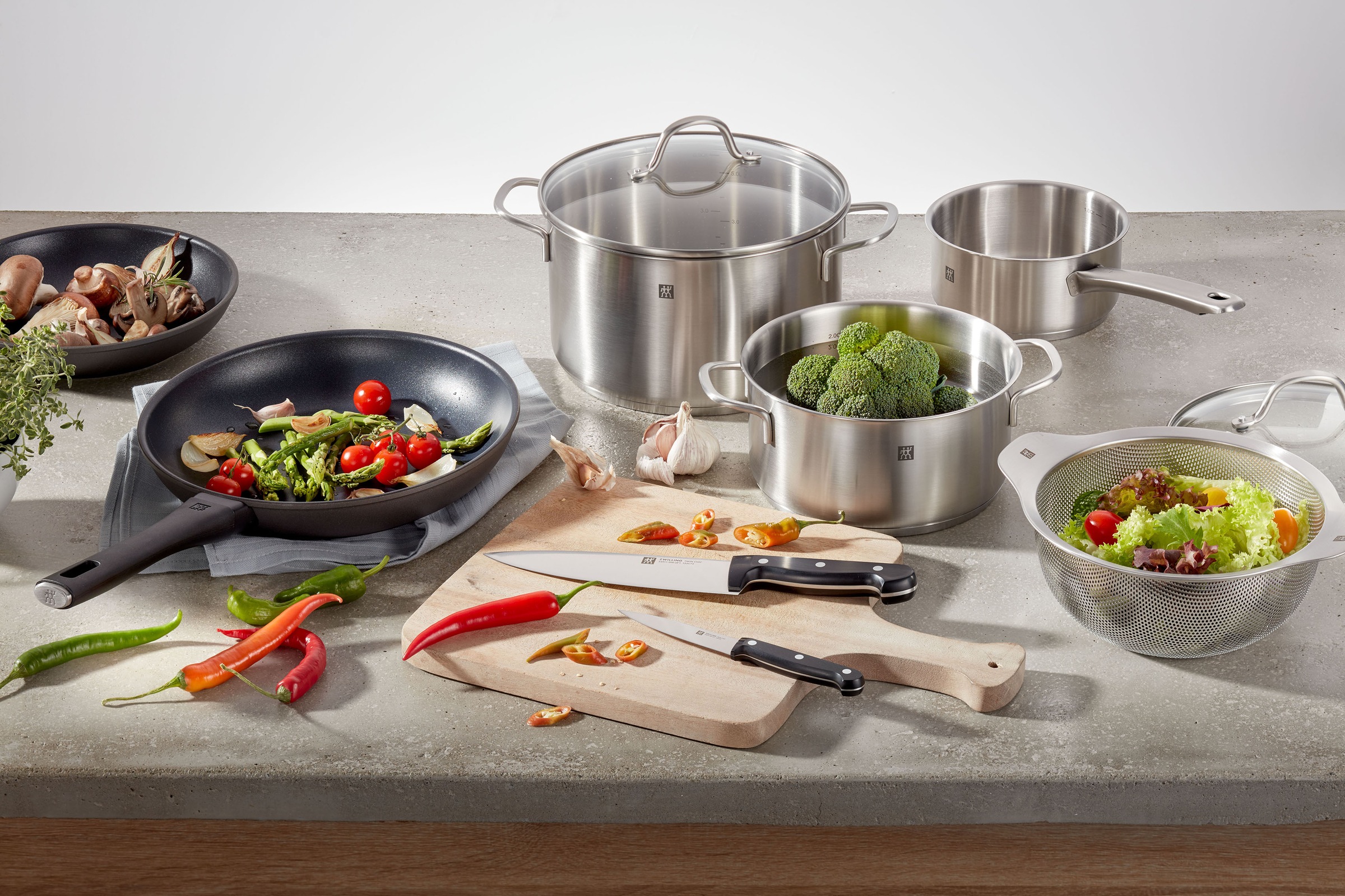 Zwilling Topf-Set »Flow/Shine/Table/Twin Chef 2«, Edelstahl 18/10, (Set, 10 tlg., Stieltopf 16, Bratentopf 20, Kochtopf 16/20/24, Bratpfanne 28 cm), Erstausstattung inkl. Sieb, Messer Pfanne und Kochgeschirr