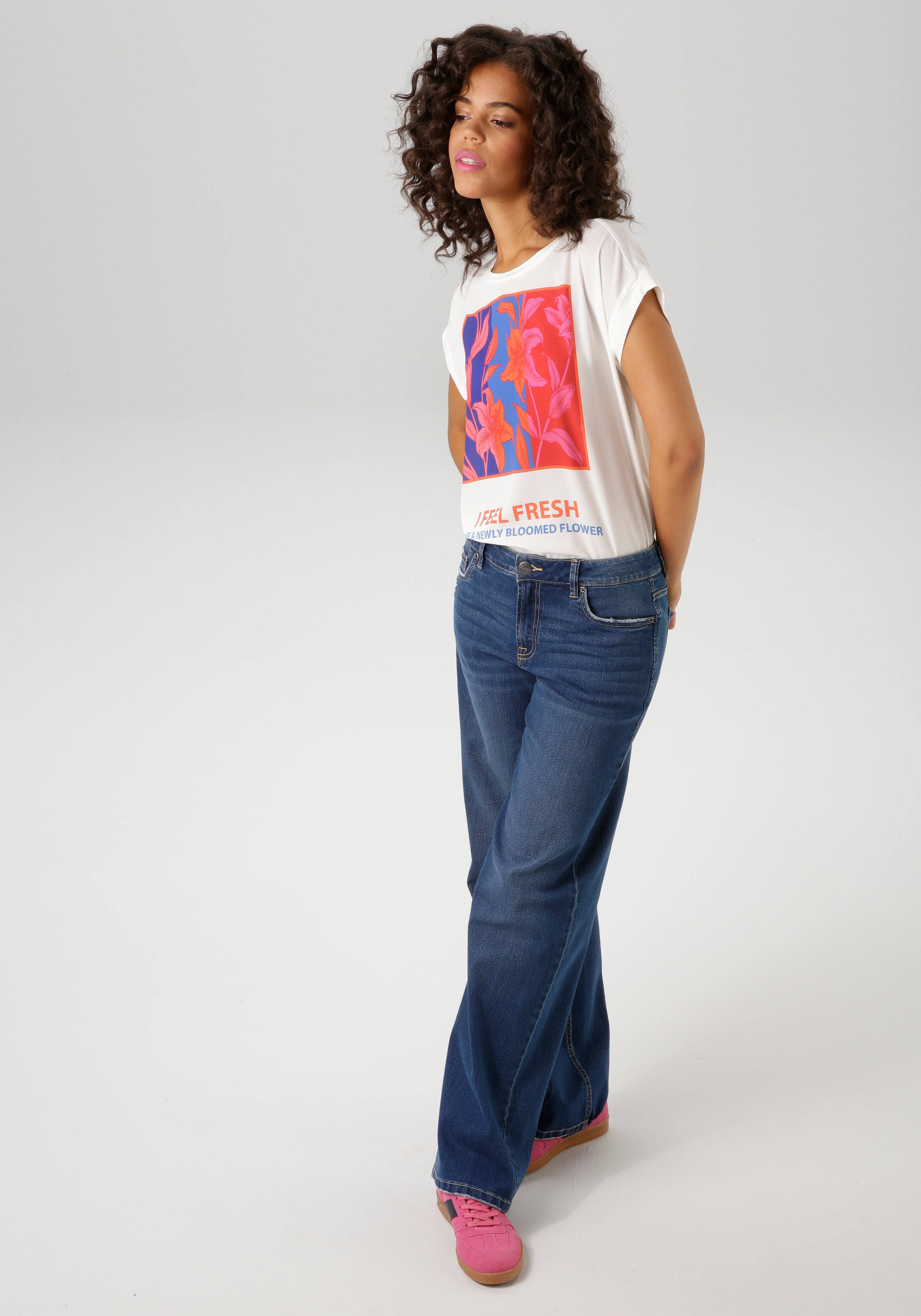 Aniston CASUAL Shirtbluse, mit kunstvollen Blumendruck und Statement-Schriftzug - NEUE KOLLEKTION