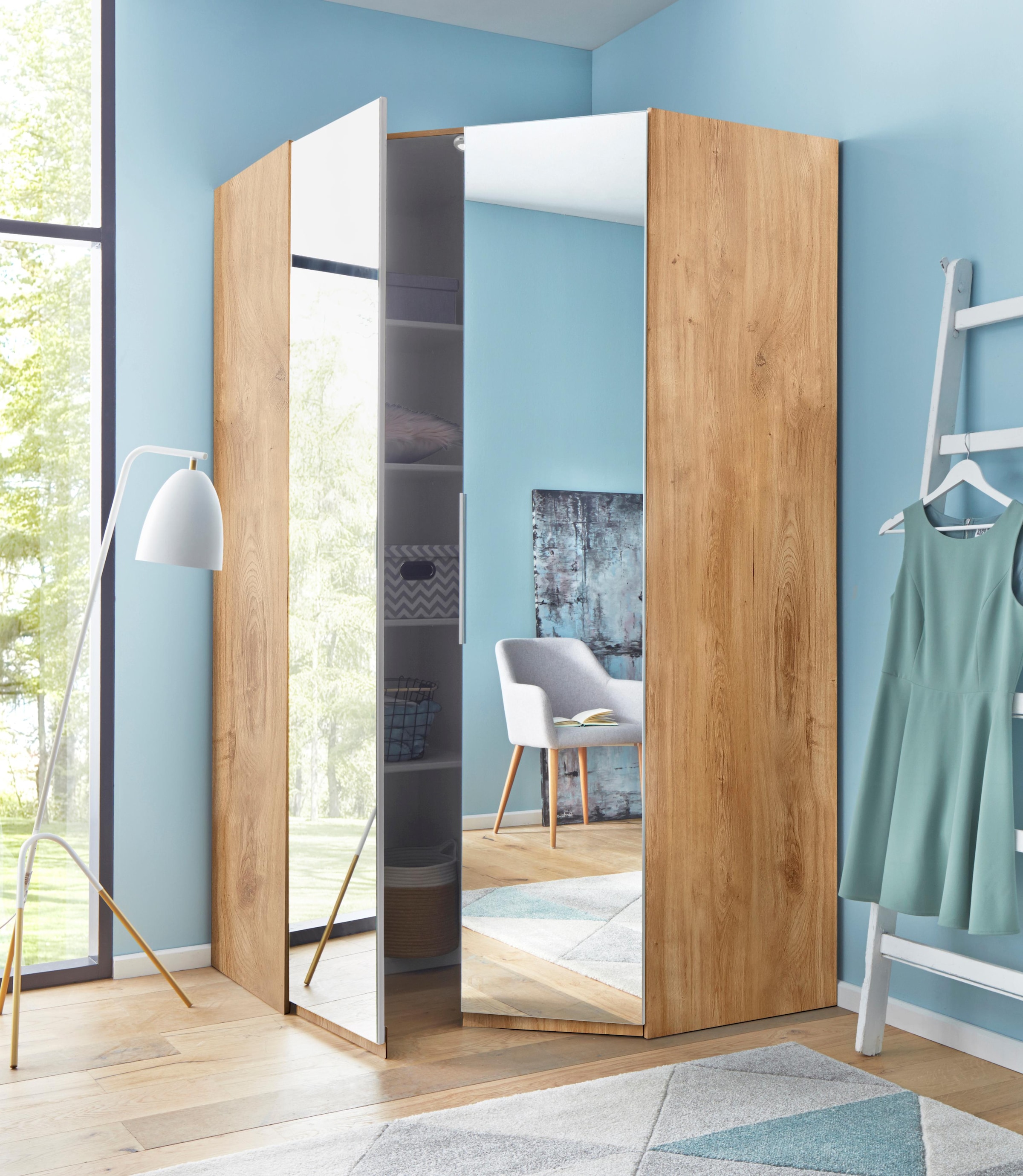 Eckkleiderschrank mit Holzdekor und Spiegeltüren