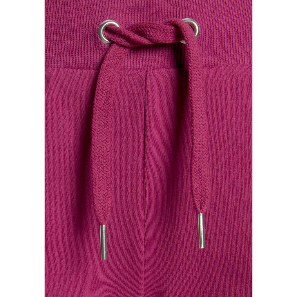 Bench. Sweatshorts, mit glänzender Logostickerei, Loungewear