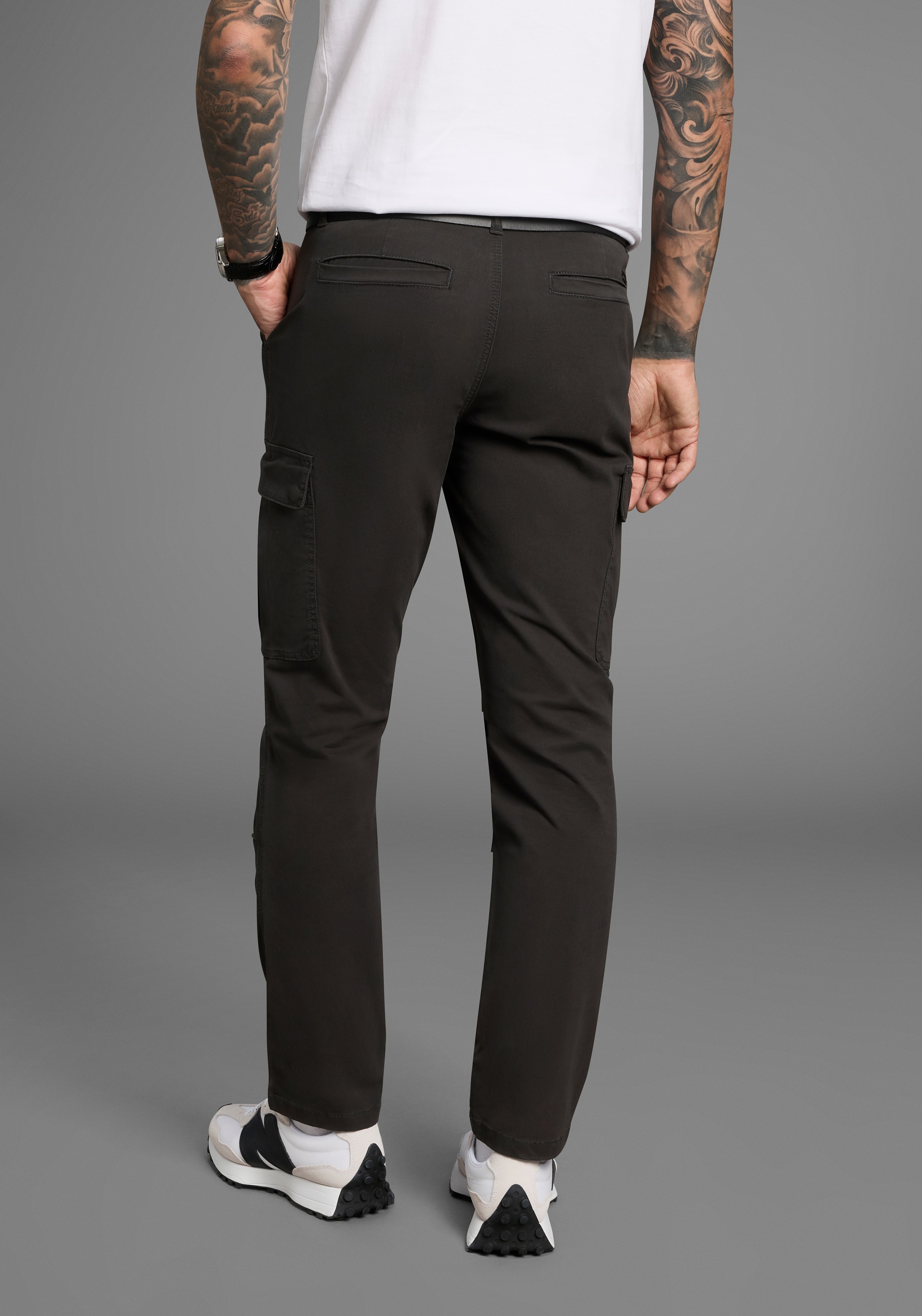 Bruno Banani Cargohose, moderne Passform, eng anliegende Cargotaschen