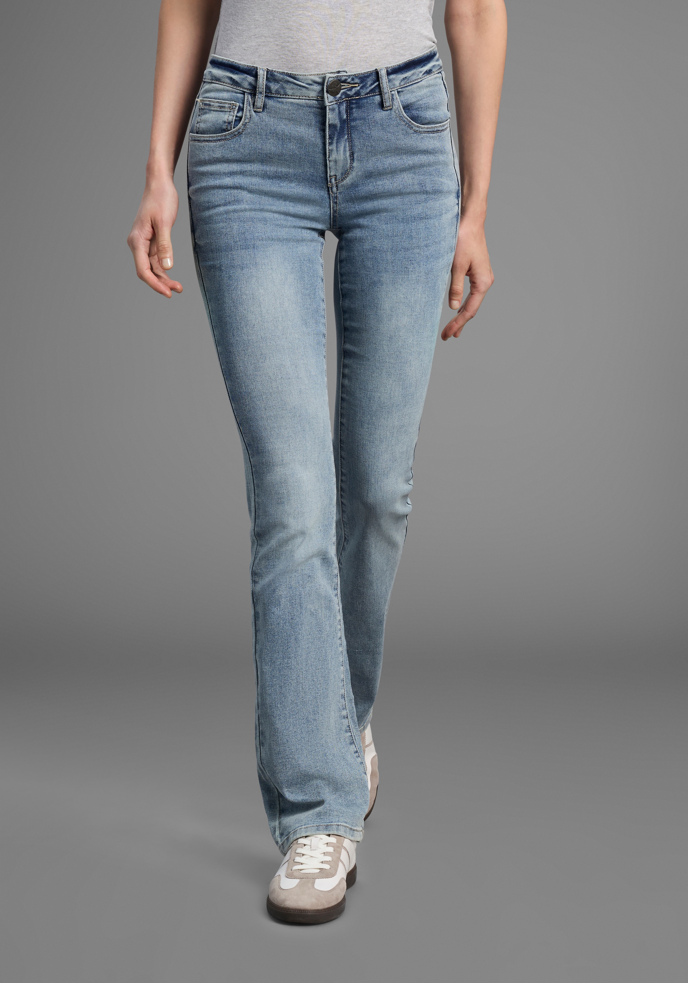Arizona Gerade Jeans »Kontrastnähte«, niedrige Leibhöhe, in 5-Pocket-Form, Used-Look-Waschung