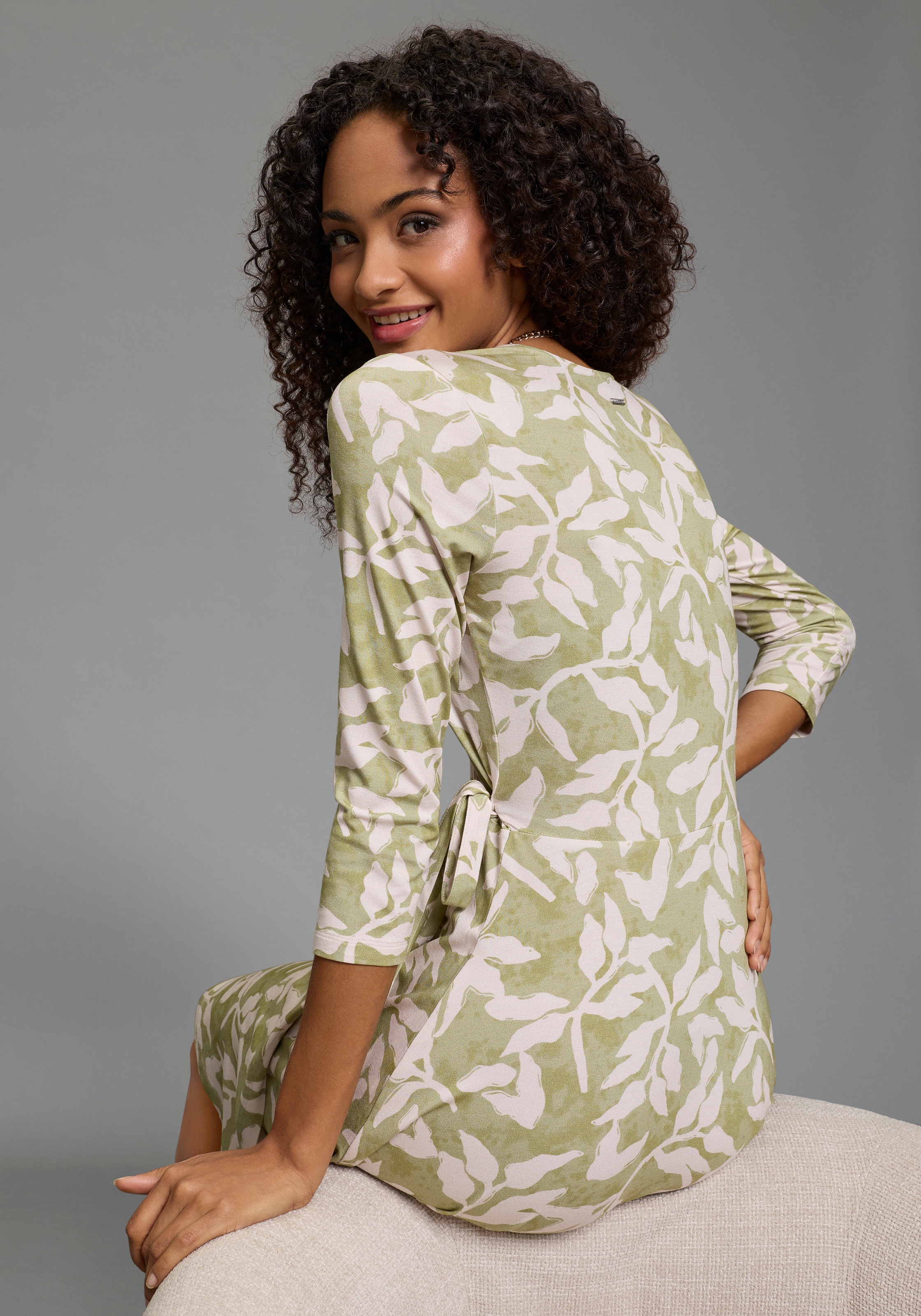 Laura Scott Sommerkleid »aus elastischer Shirtware« femininer Stil, für entspannte Tage, mit V-Ausschnitt, mit 3/4-Ärmeln
