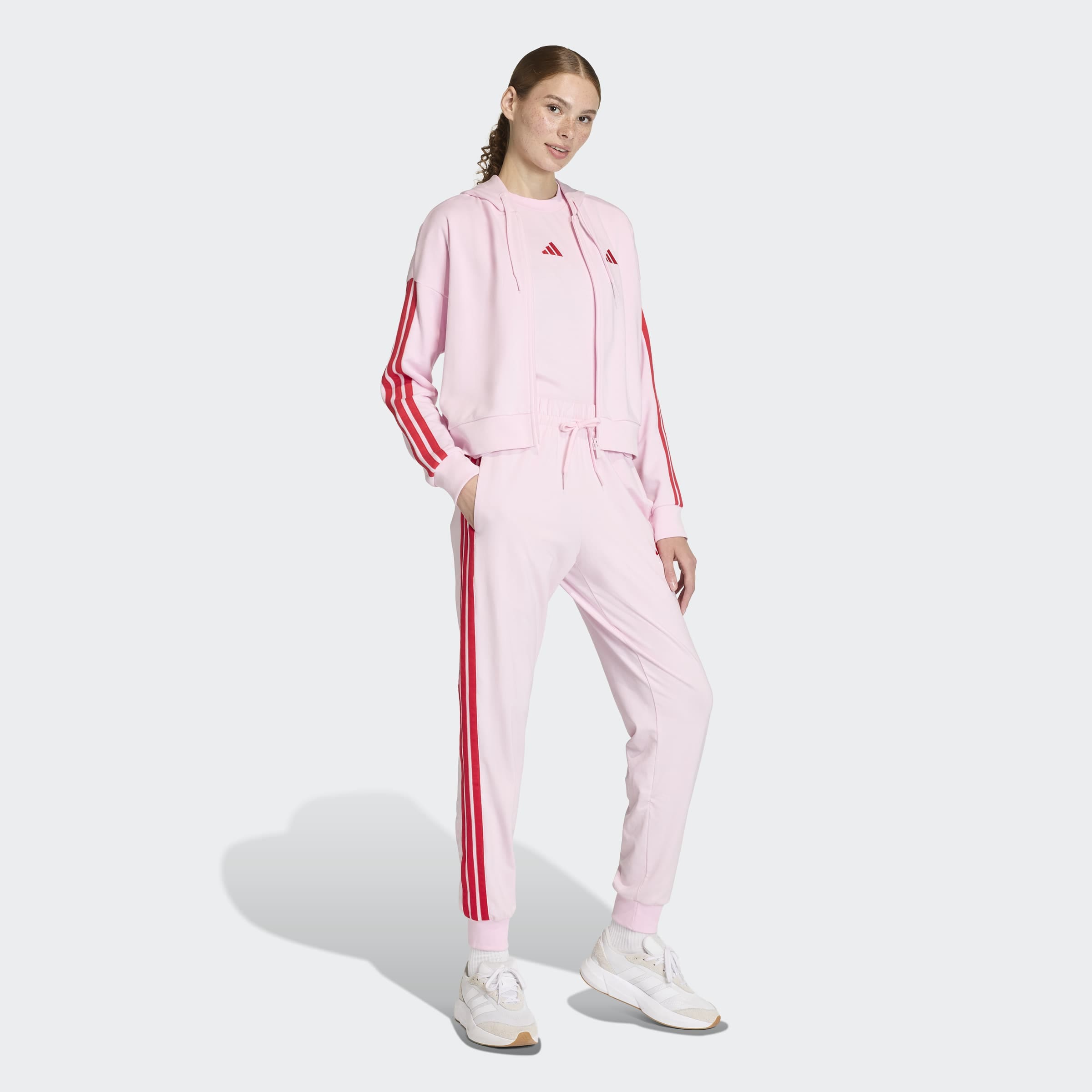 adidas Sportswear Sporthose »ESSENTIALS 3-STREIFEN«  Lässig geschnitten, hoher Bund, schmal zulaufende Beinform