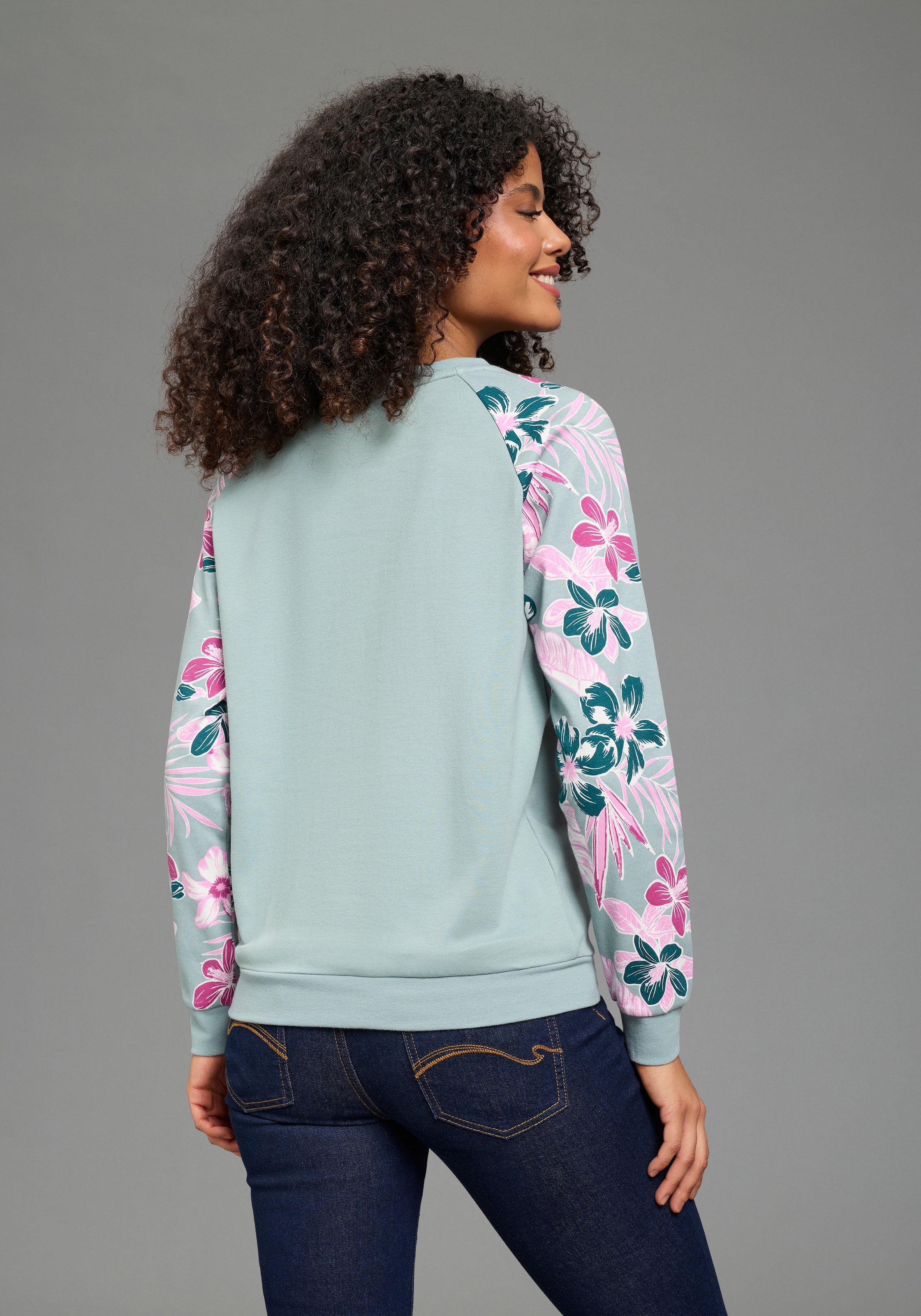 KangaROOS Sweatshirt , Ärmel mit Blumendruck
