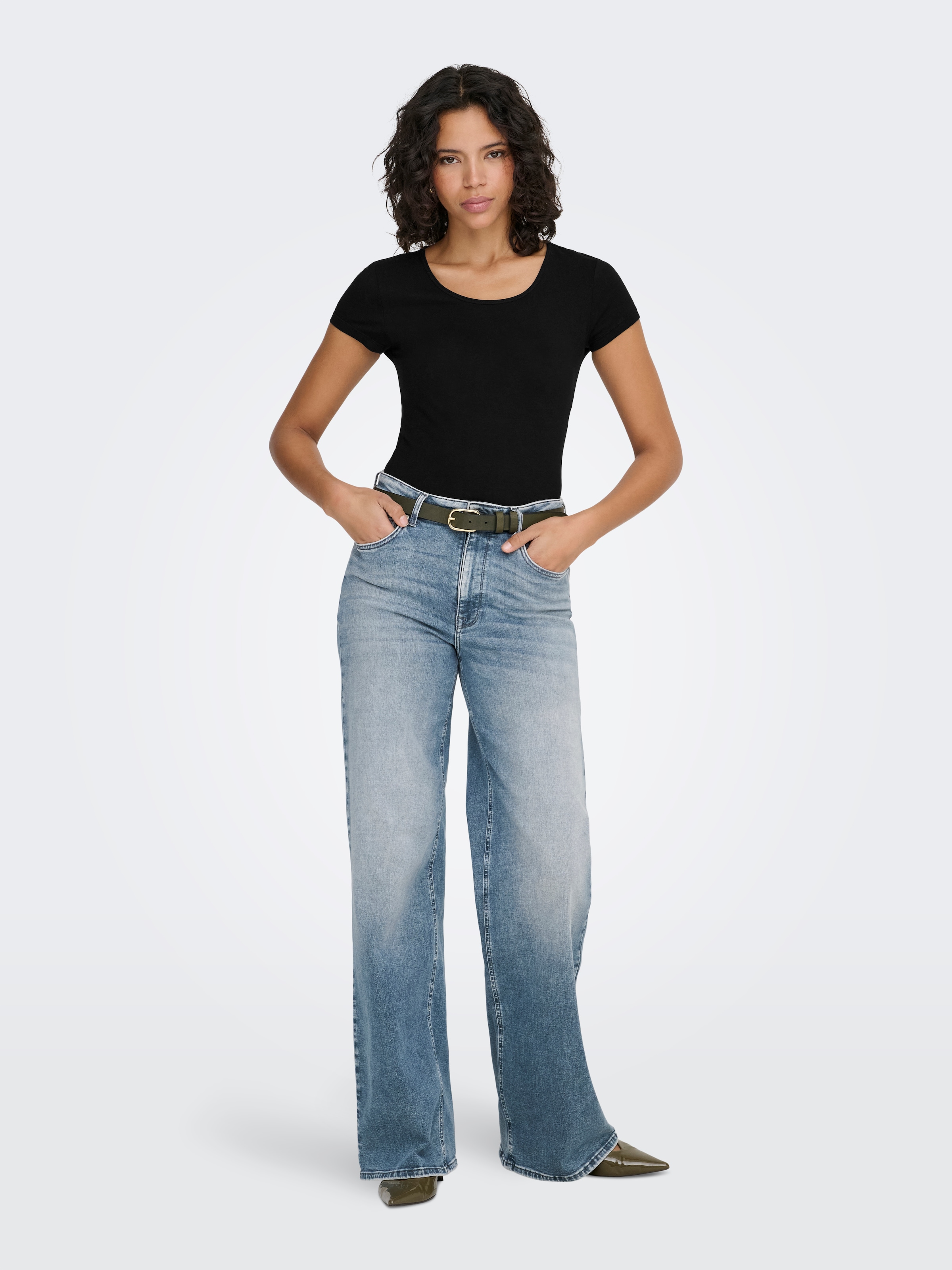 ONLY Rundhalsshirt »ONLLIVE – Rundhalsshirt mit figurbetonter Silhouette« sehr figurbetont, modisch, Baumwollmischung, Jersey, tiefer Rundhals