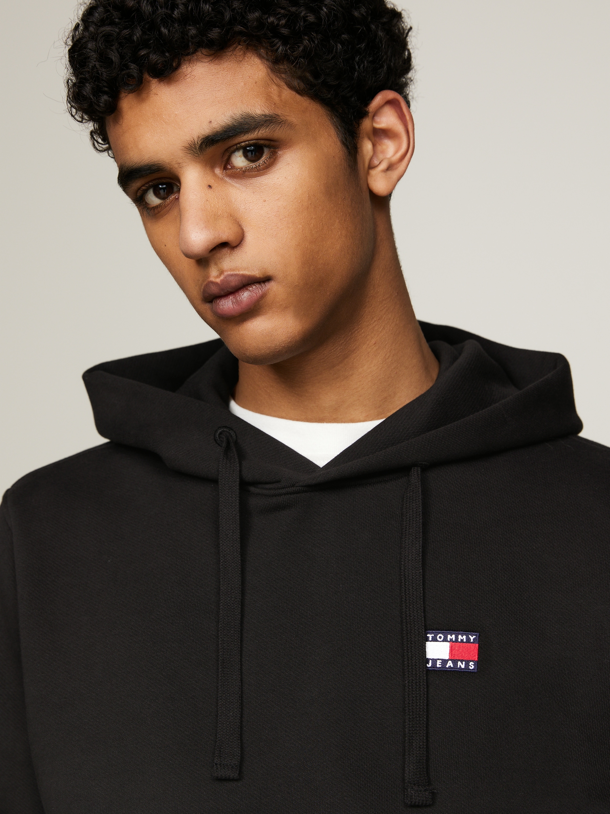 Tommy Jeans Plus Kapuzensweatshirt »TJM REG BADGE HOODIE EXT«, mit wärmend weicher Innenseite