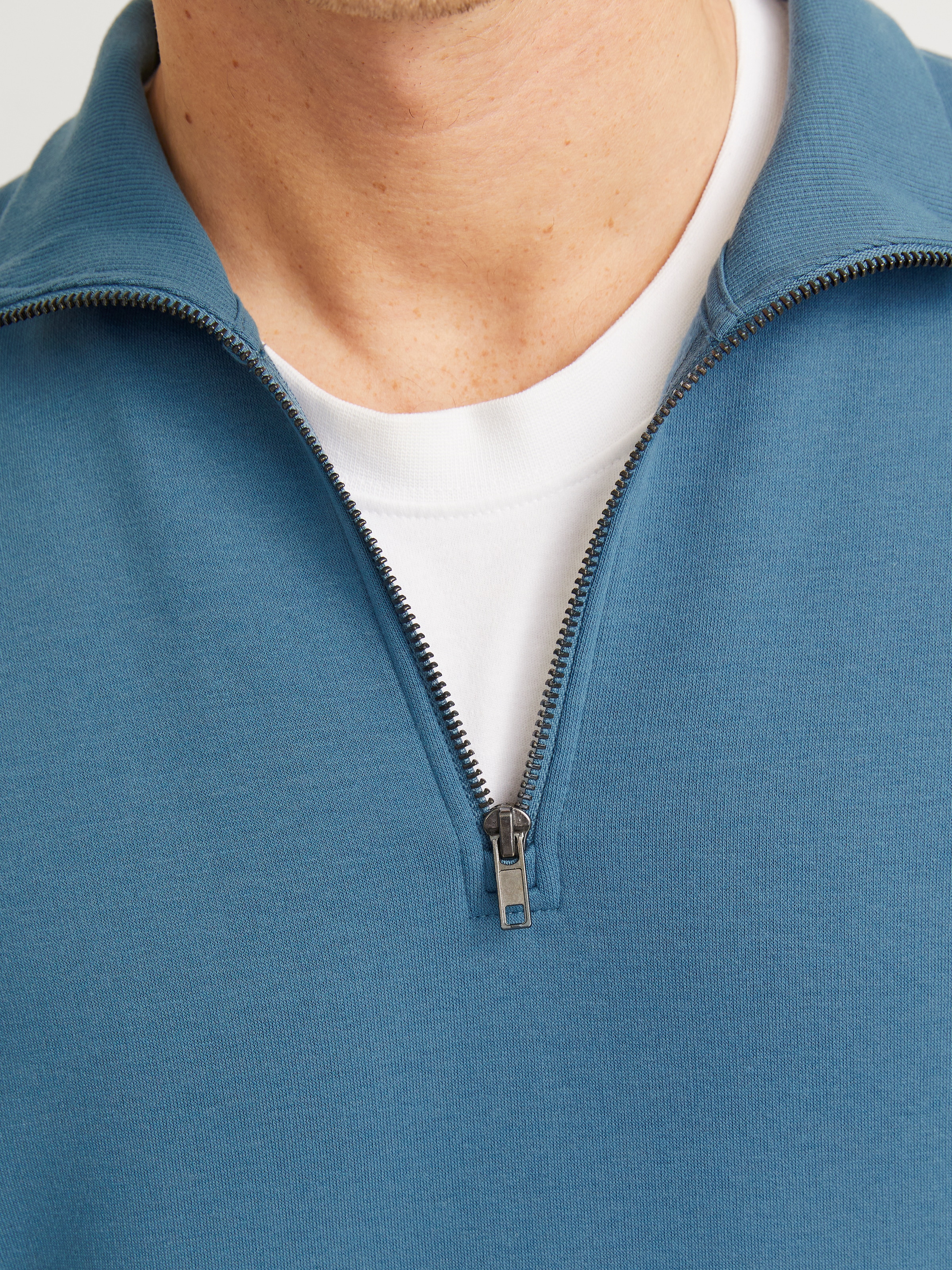 Jack & Jones Sweatshirt »JJEBRADLEY SWEAT HALF ZIP NOOS«, mit Troyer Kragen