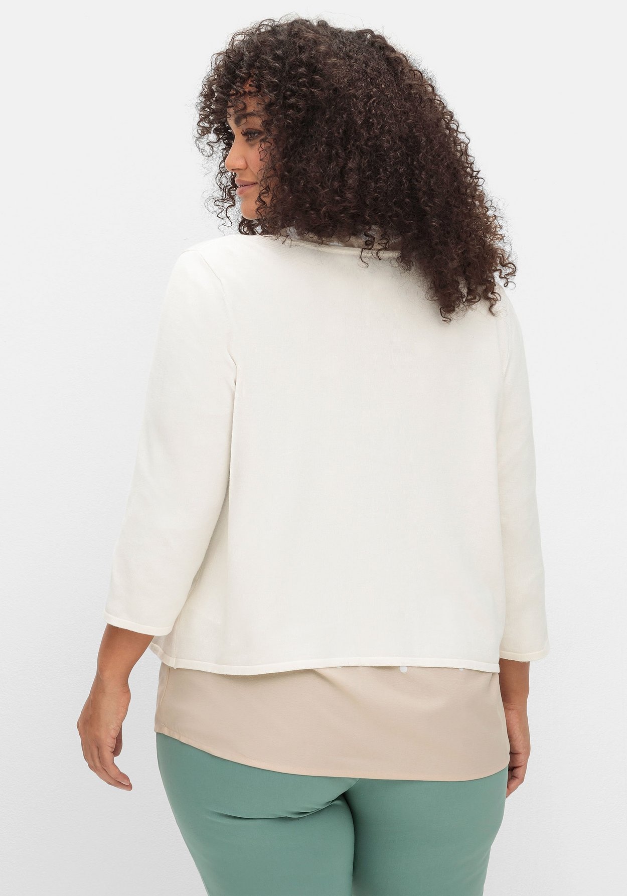 Sheego Strickjacke »Kurze Strickjacke mit Zierspange am Ausschnitt«