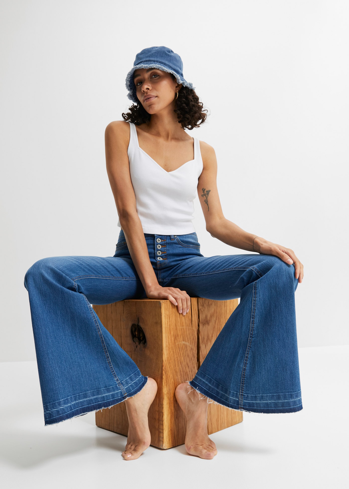 bonprix Schlagjeans Schlagjeans mit offenem Saumabschluss