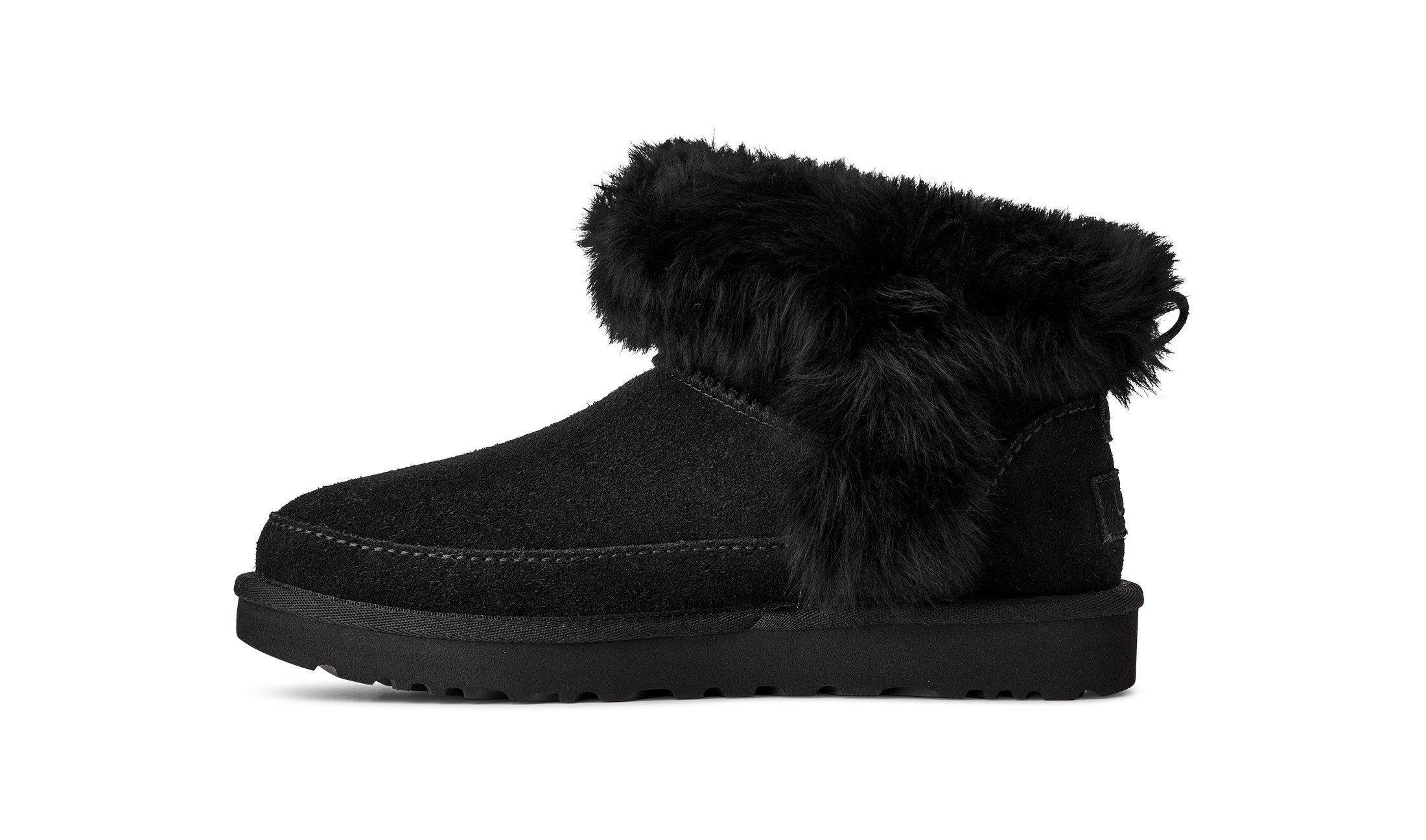 UGG Winterboots »Classic Ultra Mini Chalet«  Ankleboots, Schlupfboots mit modischer Schaffell Verzierung