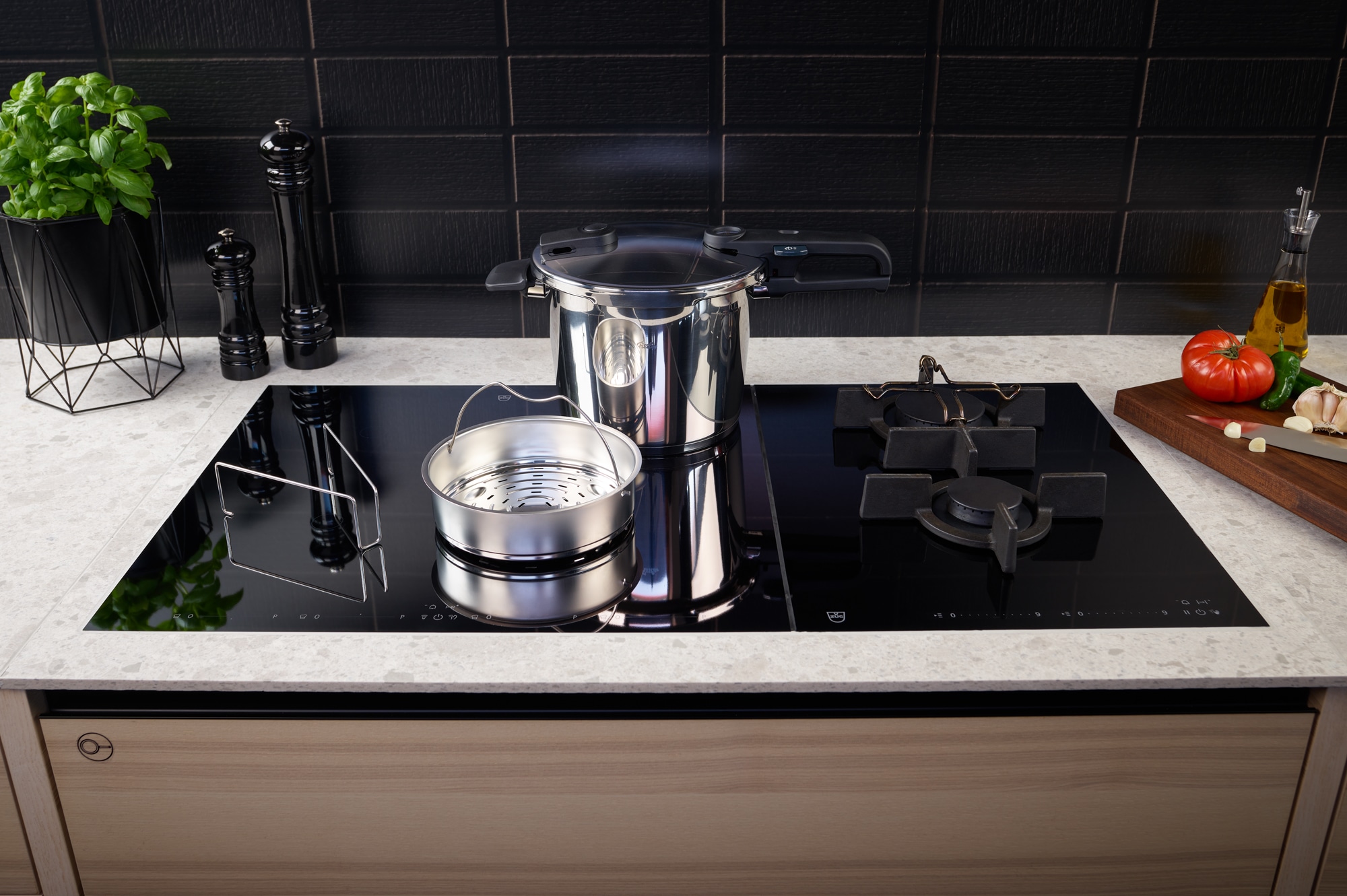 Fissler Schnellkochtopf »Vitaquick® Edition« Set, Schnellkochtopf 4,5 oder 6 Liter mit Deckel und Dünsteinsatz, 2 Stk. tlg. Edelstahl 18/10