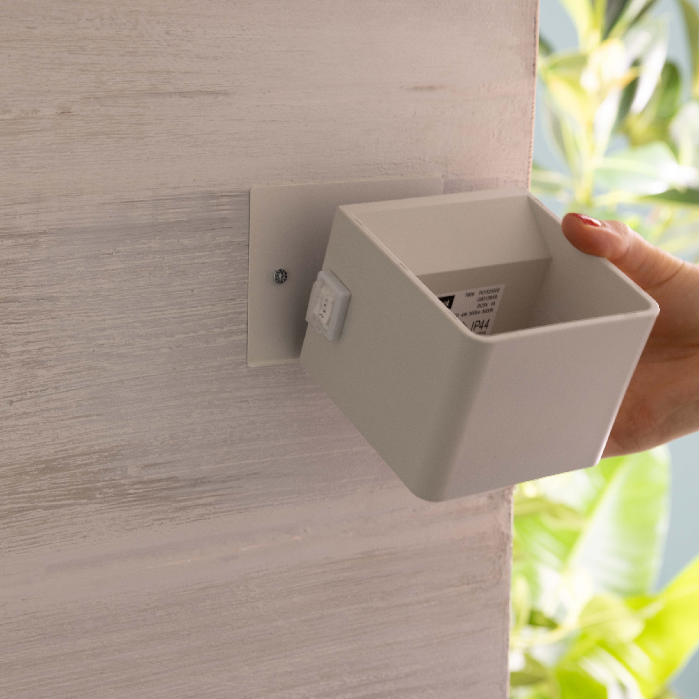 Brilliant Außen-Wandleuchte »Iseo - portable Akkuleuchte inkl. Magnetplatte« LED-Modul 1 Stk. Warmweiß Akku, 300 lm, 3000 K, USB, schwarz, mobile Außenlampe, Wandlampe