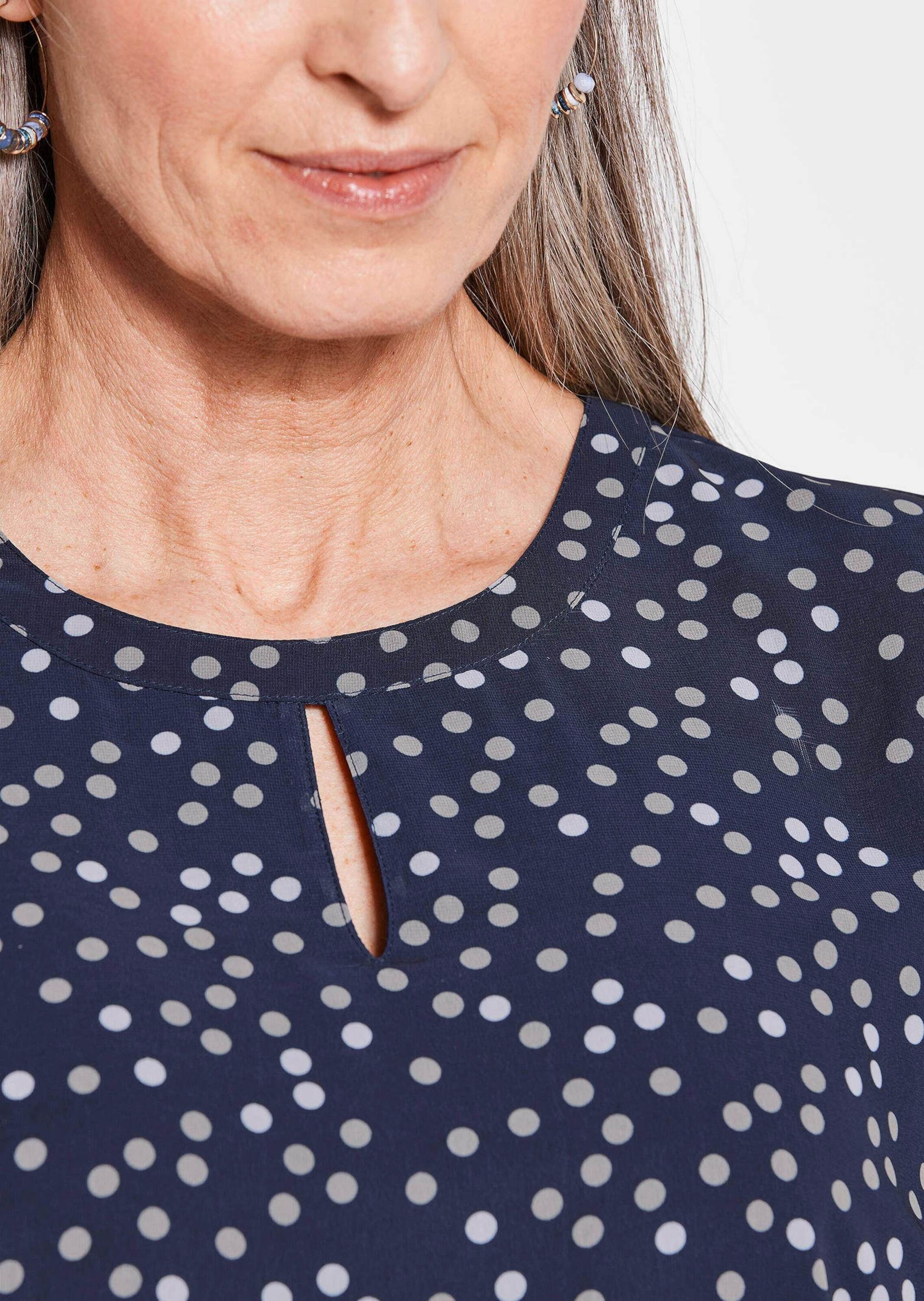GOLDNER Kurzarmbluse »Kurzgröße Chiffonbluse Damen mit Tupfen-Alloverprint und Rundhalsausschnitt«