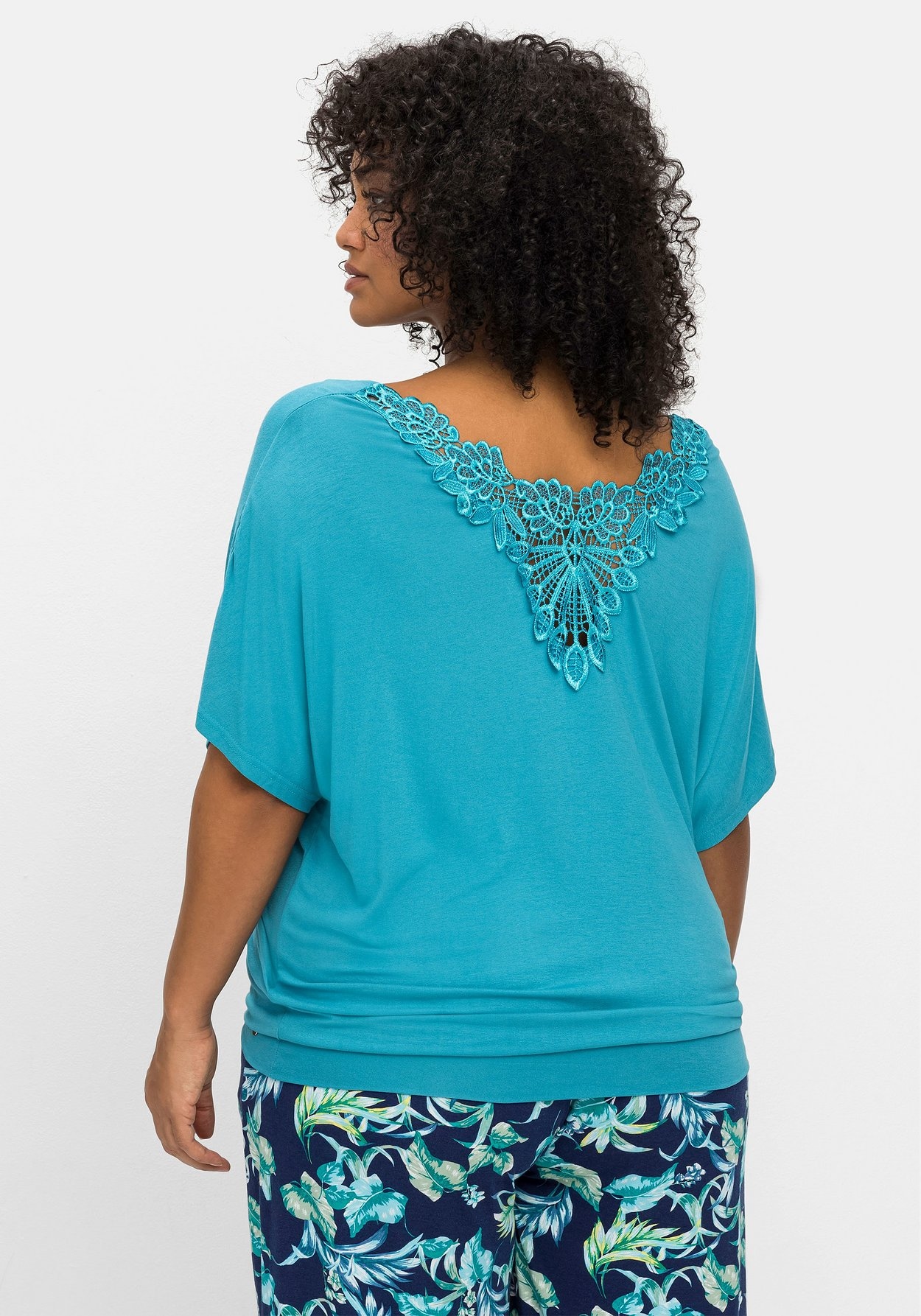 Sheego T-Shirt »Strandshirt mit Einsatz aus Spitze im Nacken«, mit Einsatz aus Spitze im Nacken