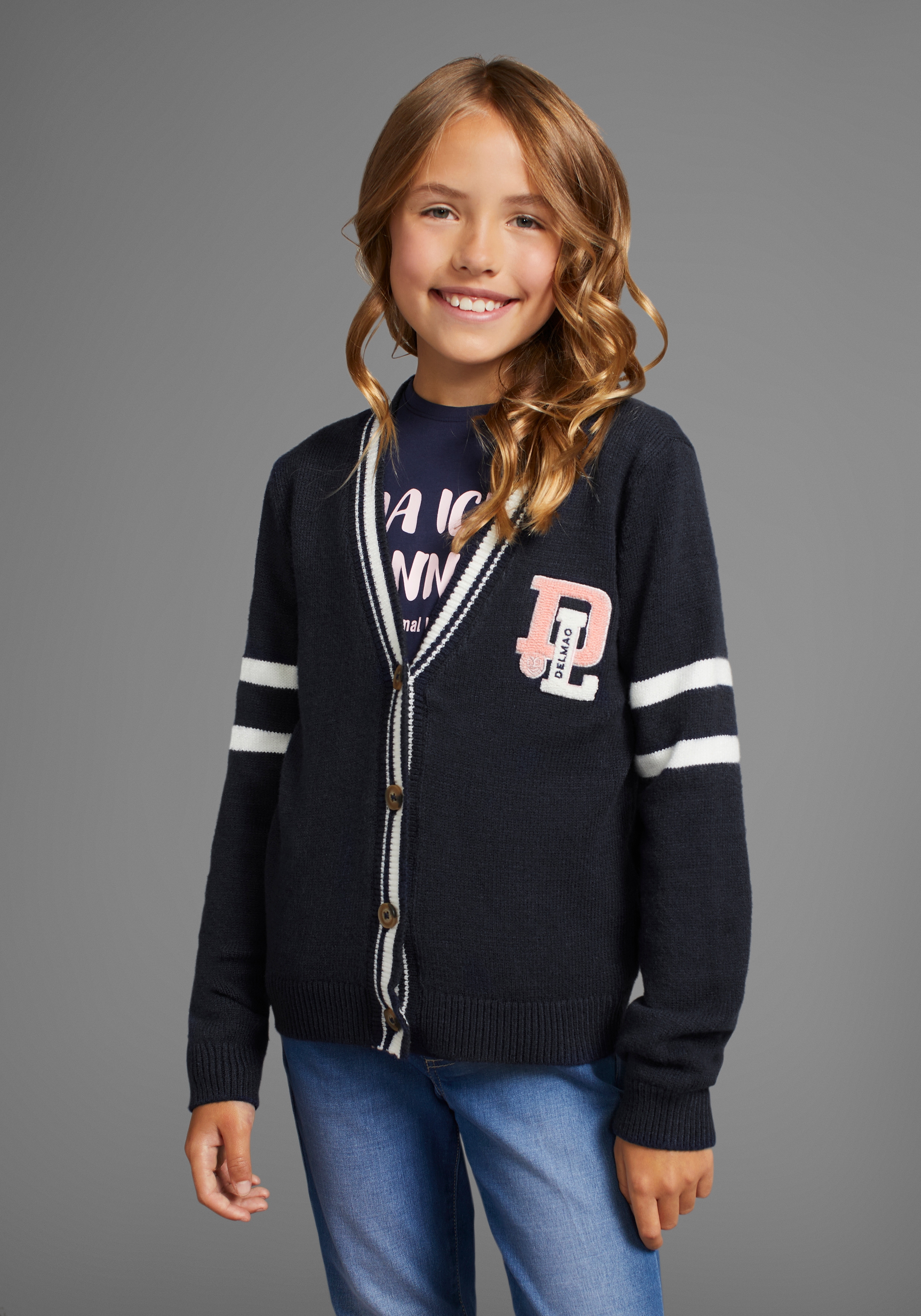 Delmao Strickjacke »im Collegestyle mit Badge« Trendiger Style für Mädchen in blau, Größe 176/182