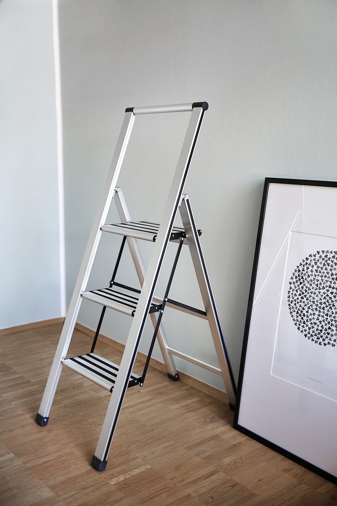 WENKO Trittleiter »Modell Alu-Design«, Klapptritt Leiter, rutschsichere XXL-Stufen, klappbar, bis 150 kg