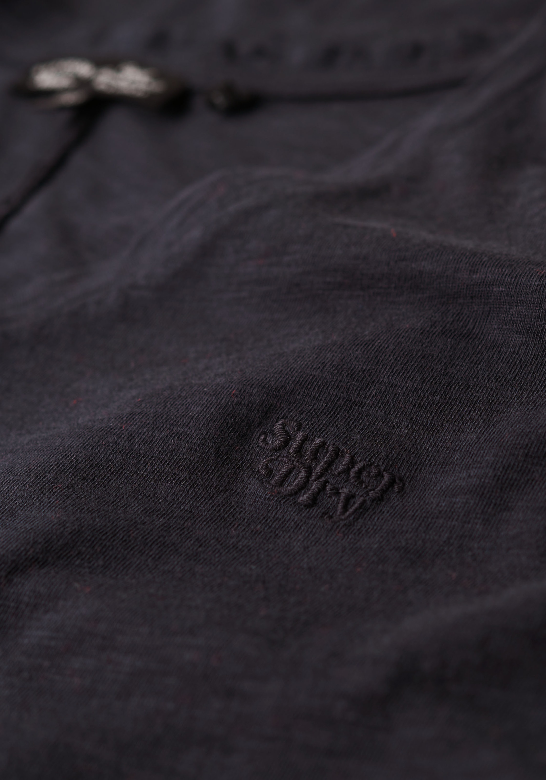 Superdry V-Shirt »STUDIOS SLUB EMB VEE TEE«, strukturiertes T-Shirt mit V-Ausschnitt und Stickerei