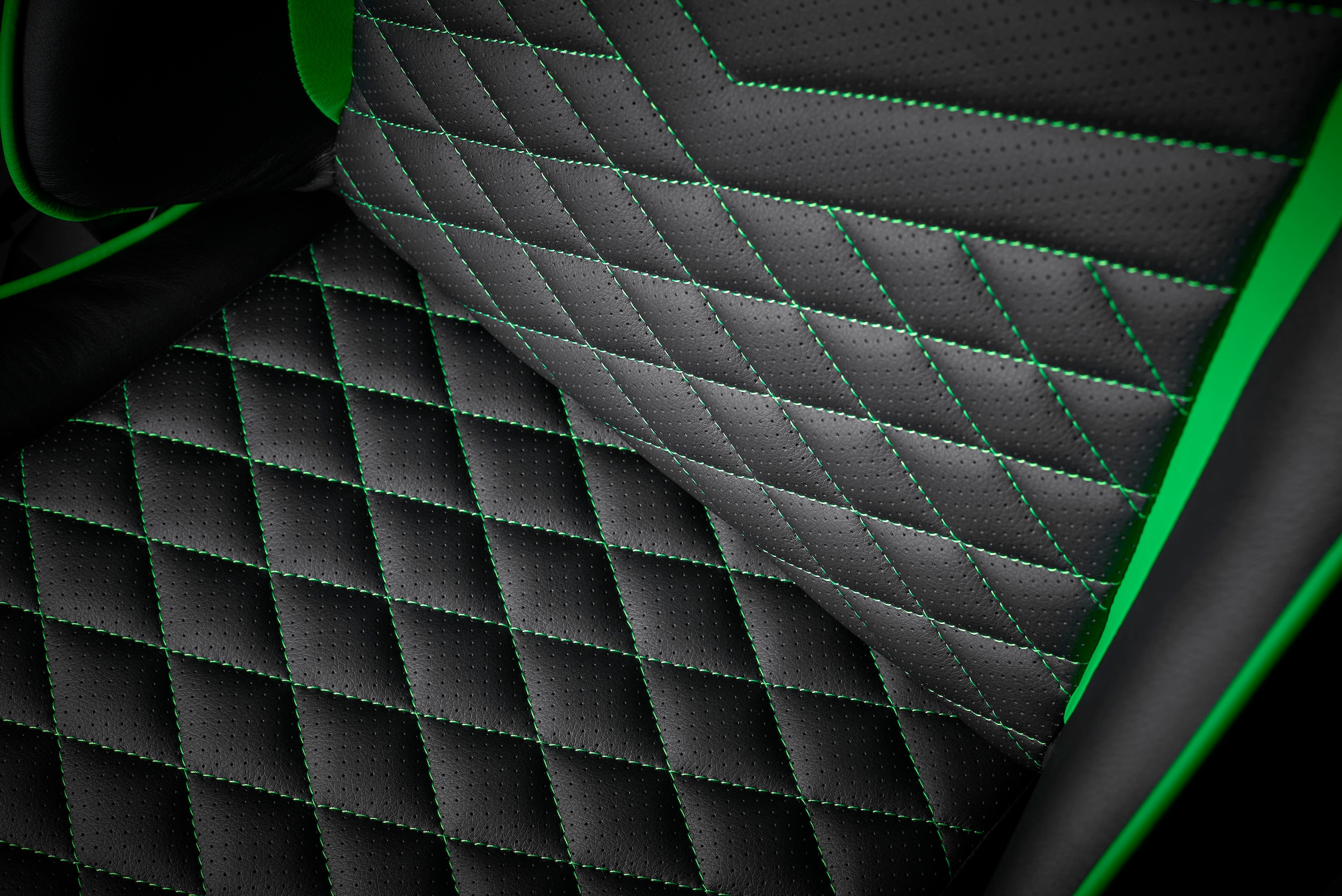 RAZER Gaming-Stuhl »Tarok Pro by Zen, PU Kunstleder«, 3D-Armlehnen, Lendenkissen und Kopfkissen, bis 130kg
