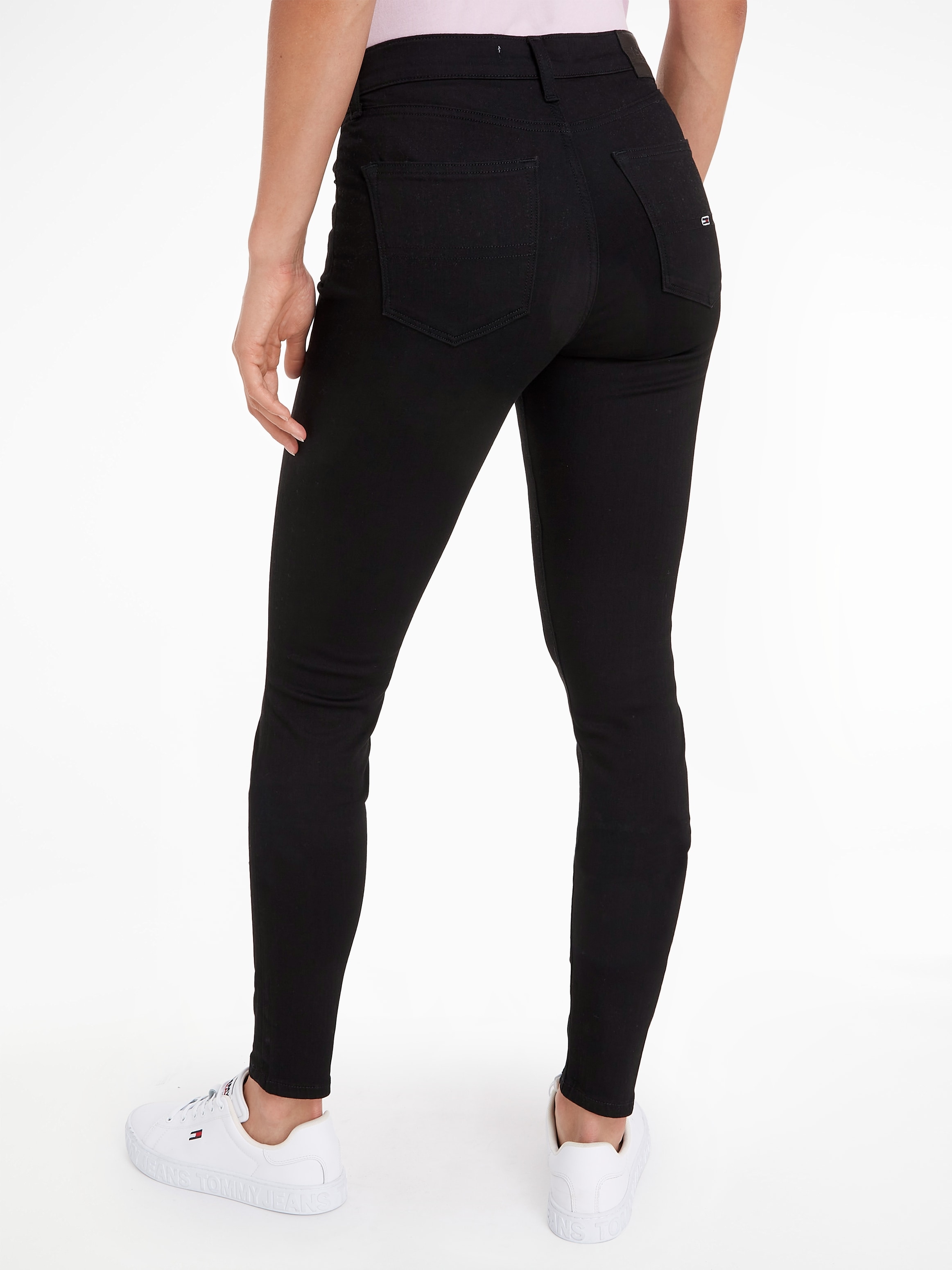 Tommy Jeans Skinny-fit-Jeans »Nora Mid Rise Skinny Fit«, mit Tommy Jeans Logo-Badge & Stickereien