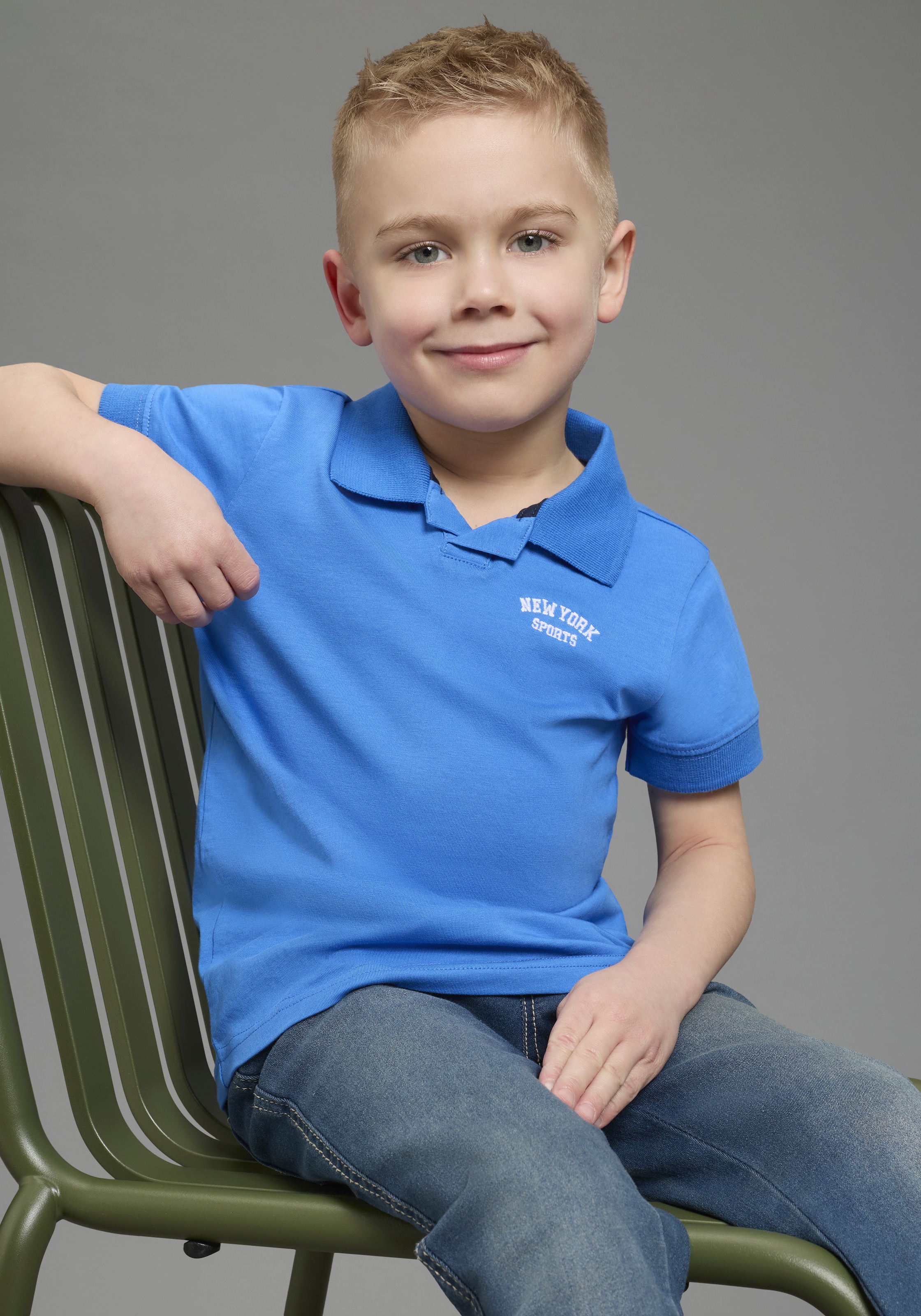 KIDSWORLD Poloshirt »2er Pack Shirts mit Polokragen« Packung, 2, 2 tlg. für Jungen, mit V-Ausschnitt, Kurzarm, mit bestickten Applikationen