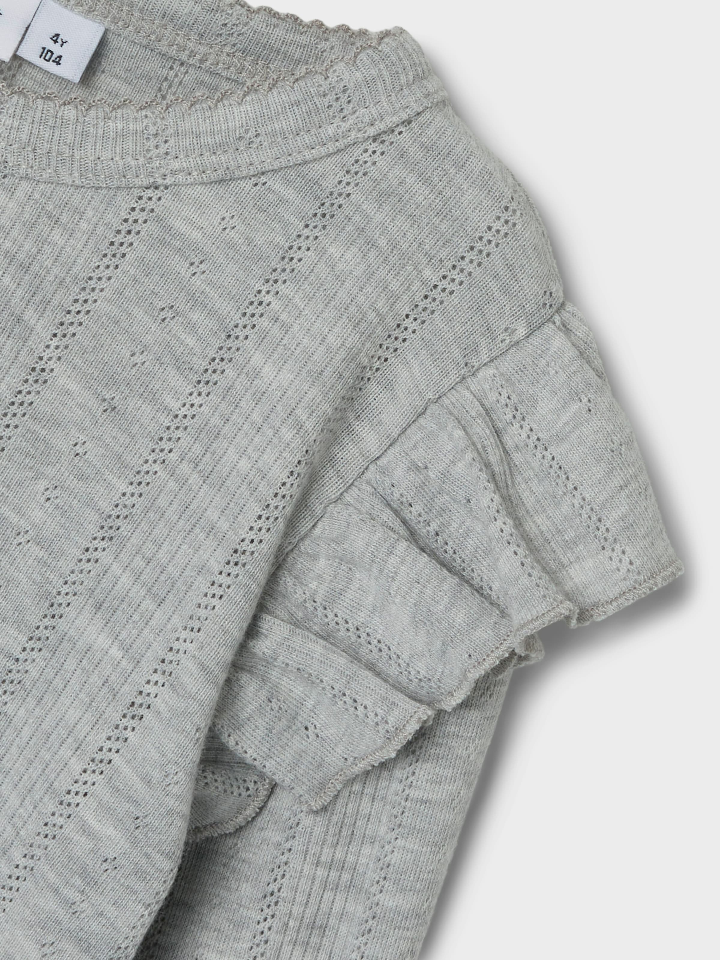 Name It Longtop »NMFJULIA LS SLIM TOP NOOS«, mit tollem Volant an der Schulter und im süßen Ajourstrick-Design