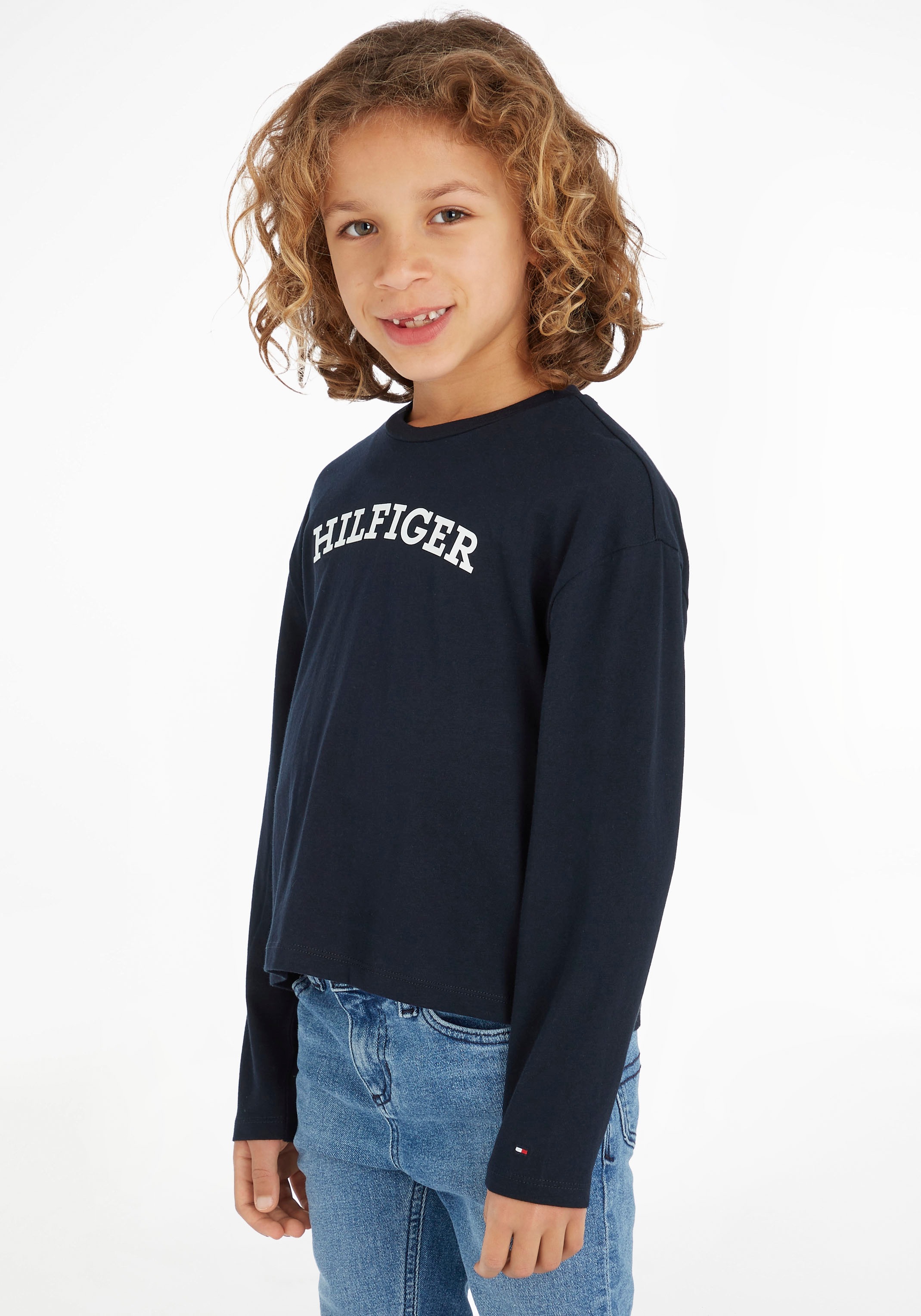 auf bei Logoschriftzug mit »MONOTYPE Hilfiger Brust OTTO der Hilfiger- L/S«, modischem Langarmshirt Tommy TEE kaufen