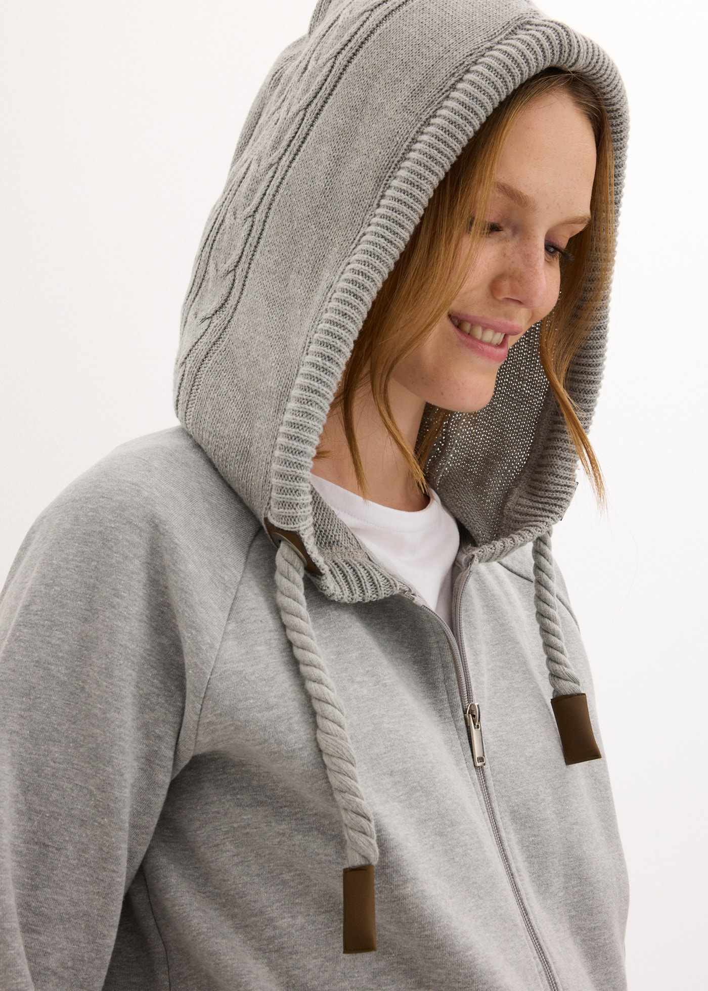 bonprix Kapuzensweatjacke »Sweatjacke mit Strickkapuze und Tasche« mit Strickkapuze