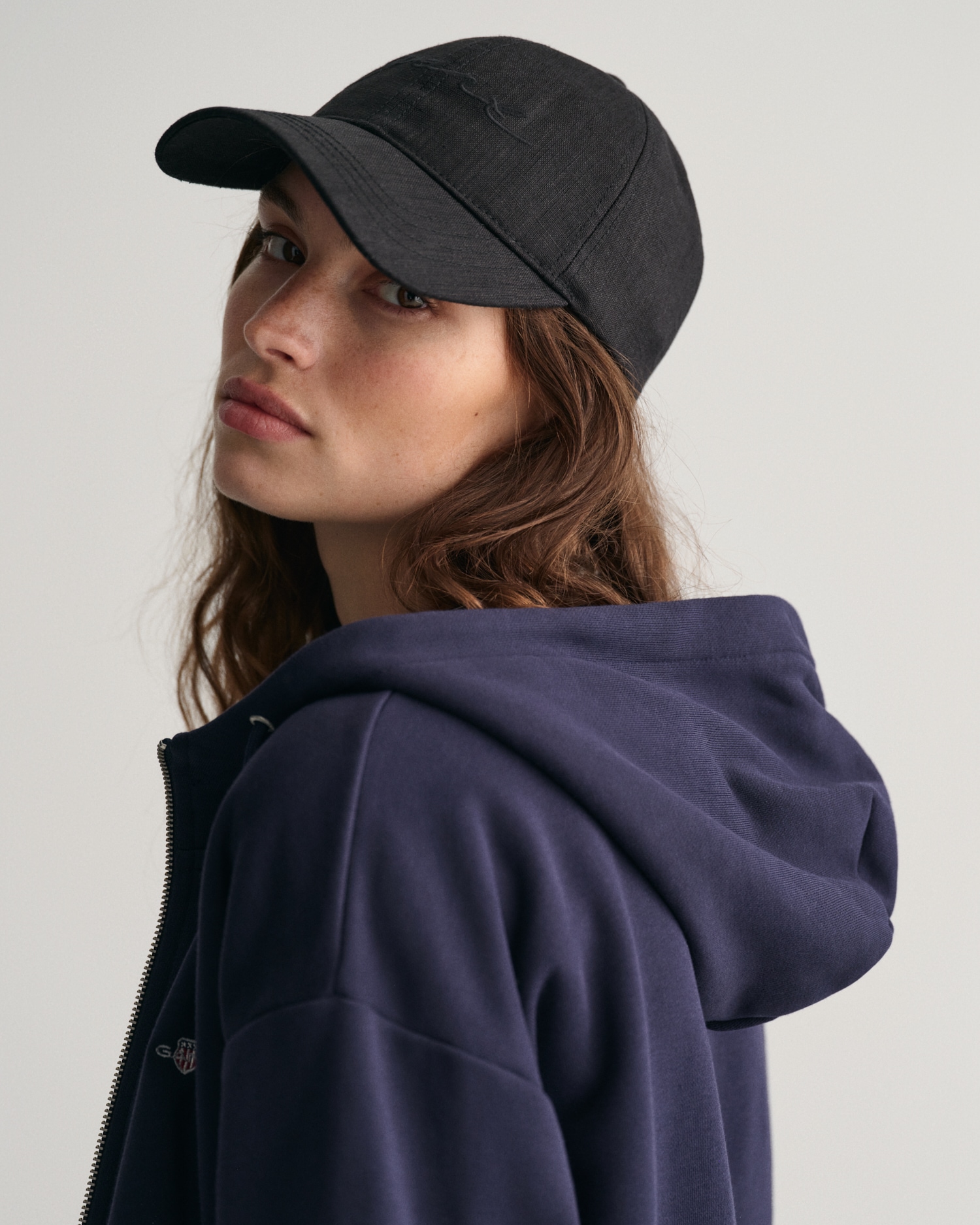 Gant Kapuzensweatjacke »SHIELD ZIP HOODIE«, Grafische GANT-Stickerei auf der Brust