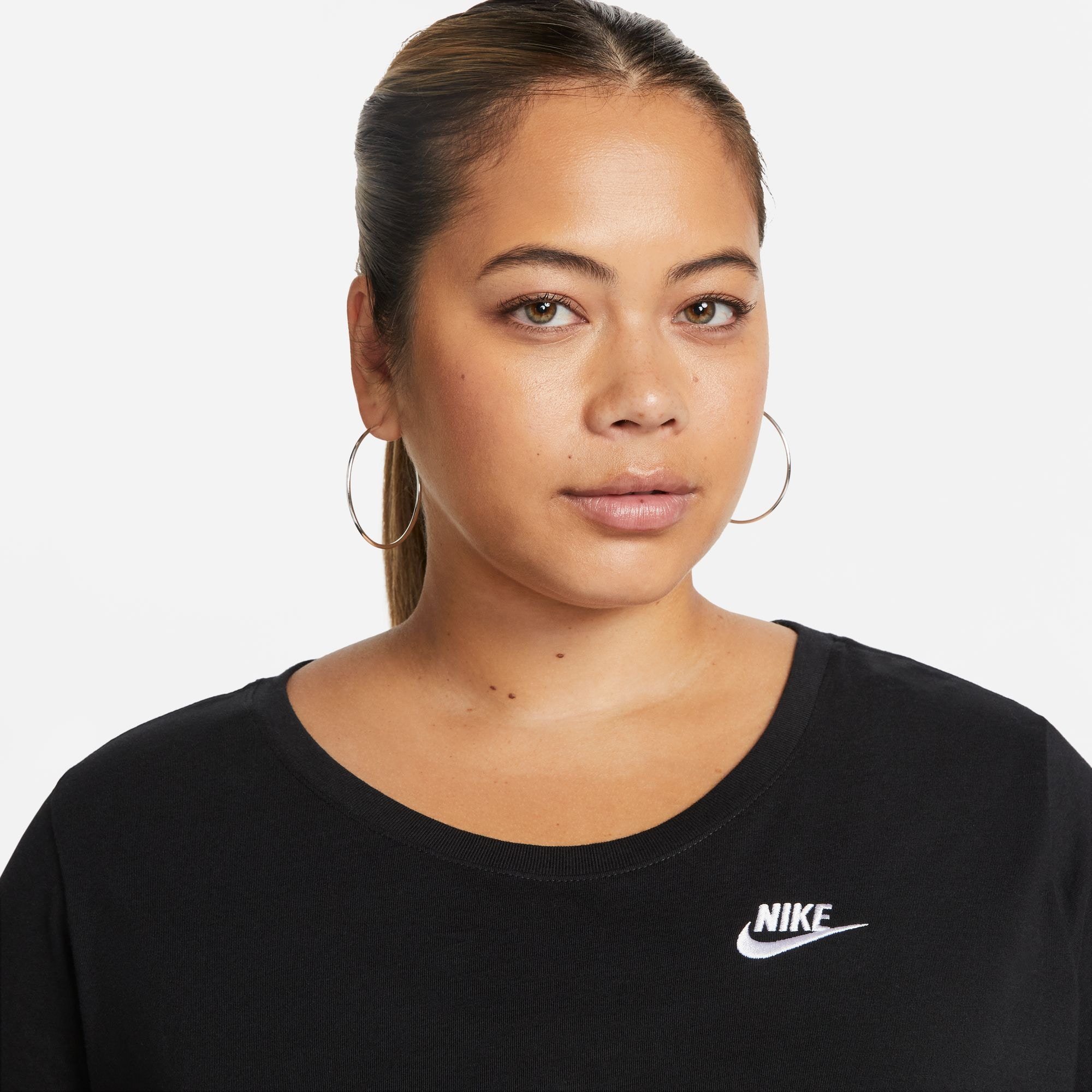 Nike Sportswear T-Shirt »CLUB ESSENTIALS WOMEN'S T-SHIRT (PLUS SIZE)« etwas weiterer Schnitt, kürzere Länge am Body, sportlicher Stil